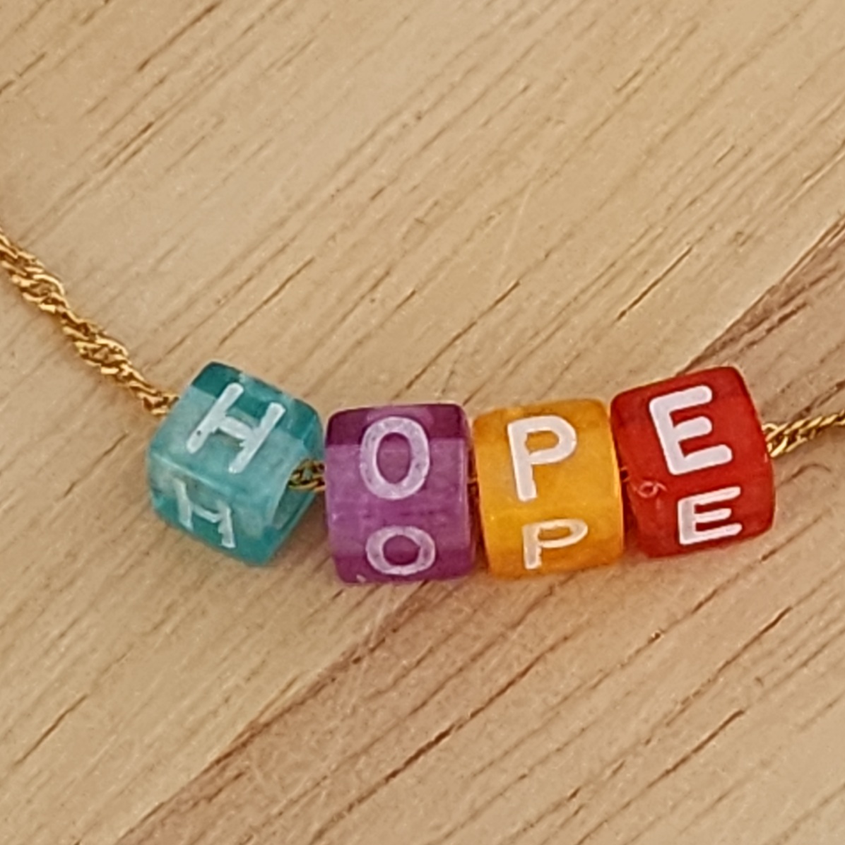 PULSEIRA SINGAPURA COM LETRAS COLORIDAS HOPE