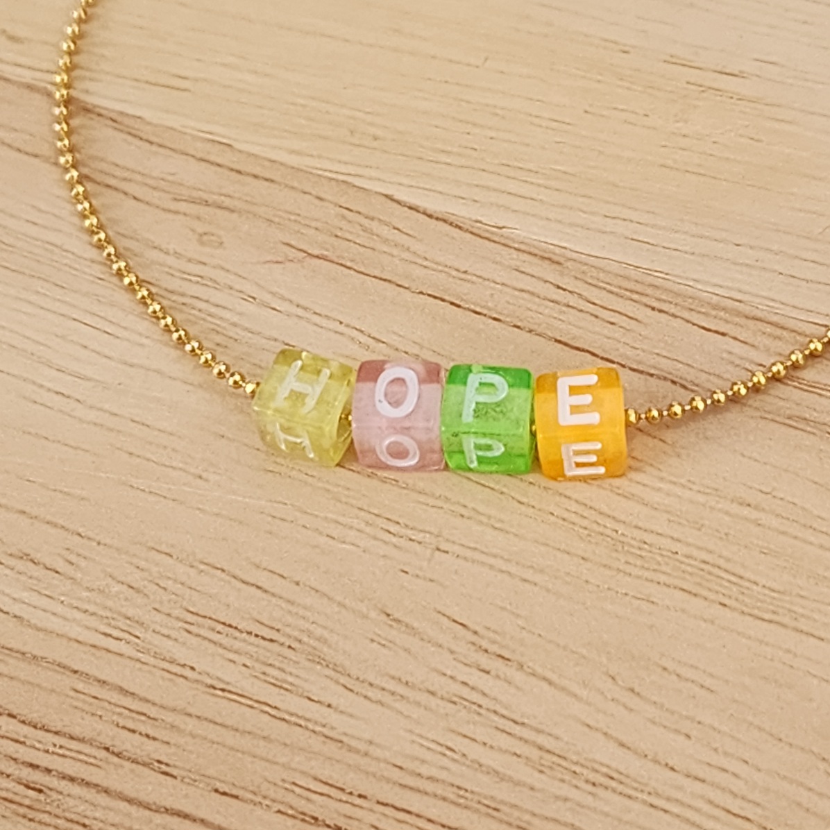 PULSEIRA BOLINHAS COM LETRAS COLORIDAS HOPE