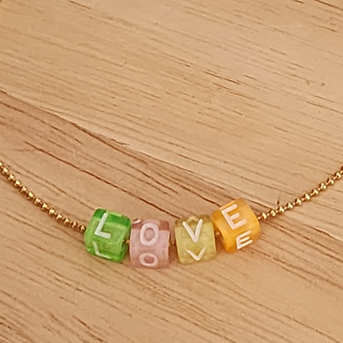 PULSEIRA BOLINHAS COM LETRAS COLORIDAS LOVE