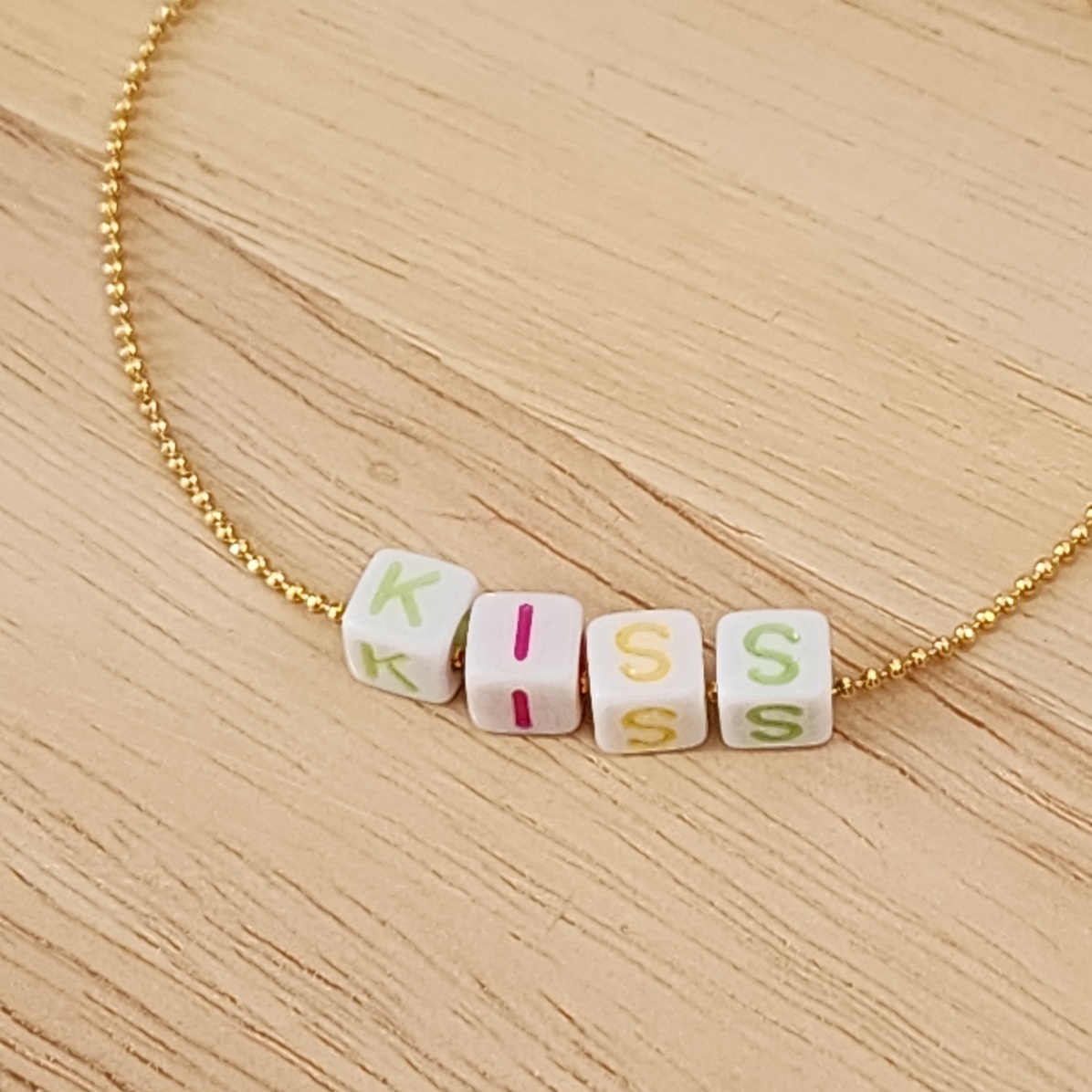 PULSEIRA BOLINHAS COM LETRAS LEITOSAS KISS