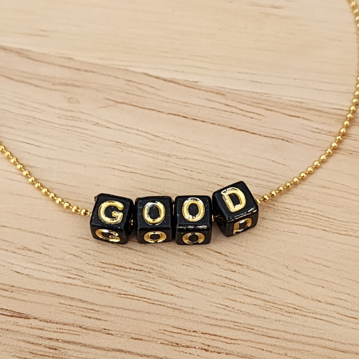 PULSEIRA BOLINHAS COM LETRAS PRETAS GOOD