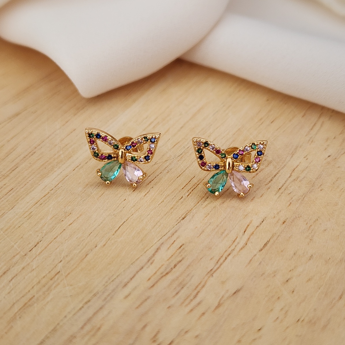 BRINCO BORBOLETA CRAVEJADO COM MICROZIRCÔNIAS COLORIDAS