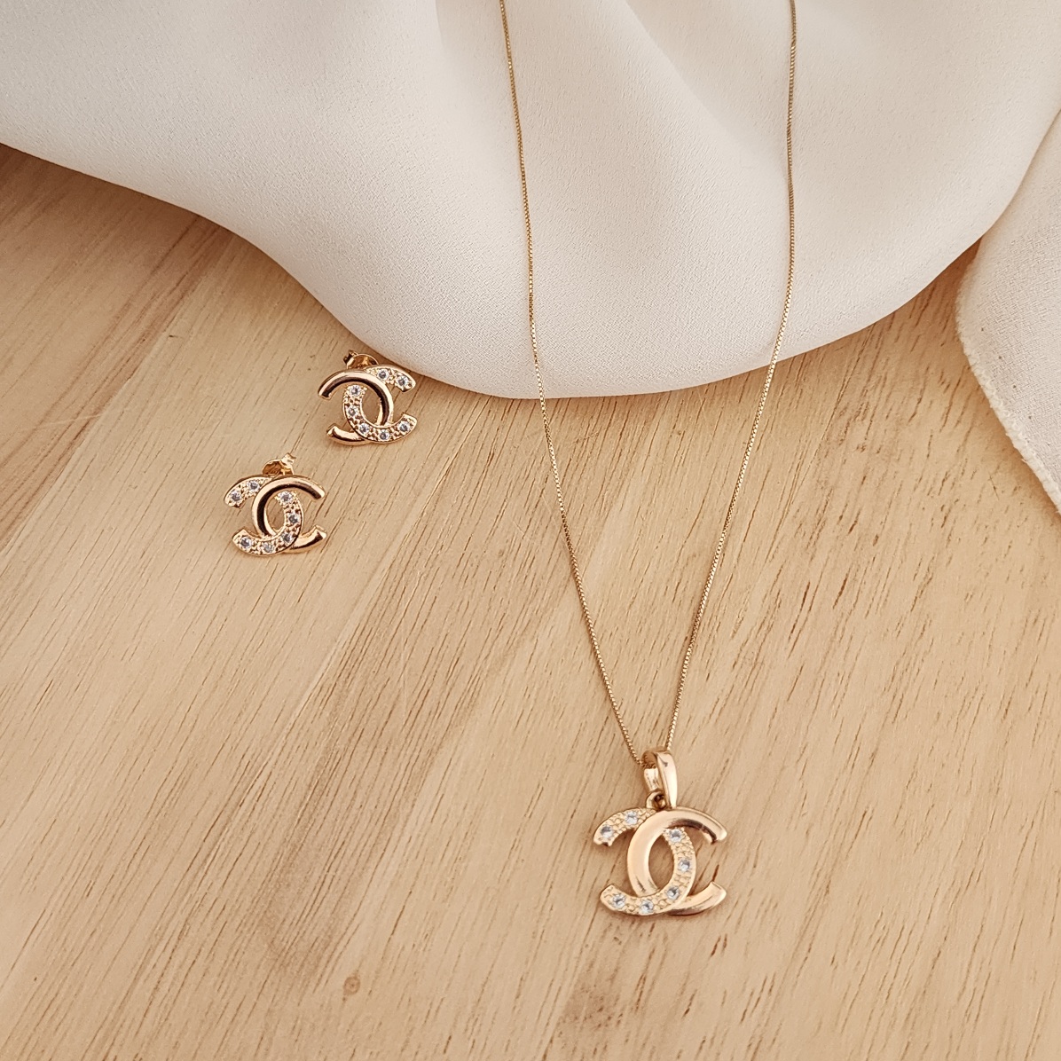 CONJUNTO CH DOURADO CRAVEJADO COM MICROZIRCÔNIAS CRISTAL