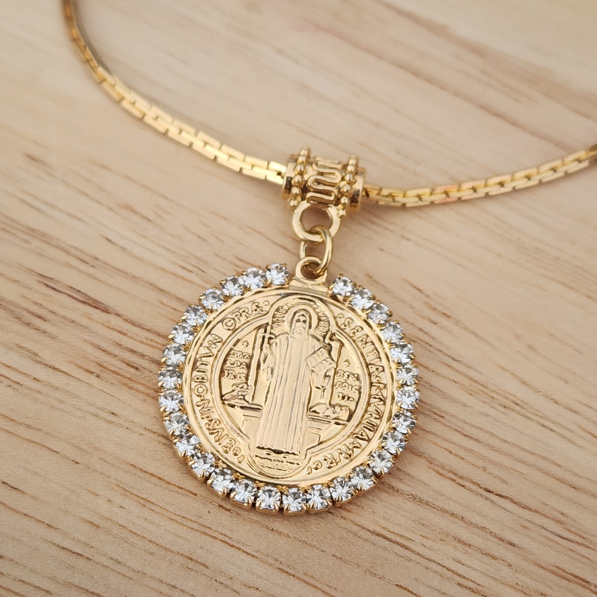 PULSEIRA DOURADA PINGENTE SÃO BENTO CRAVEJADO COM ZIRCÔNIAS CRISTAL