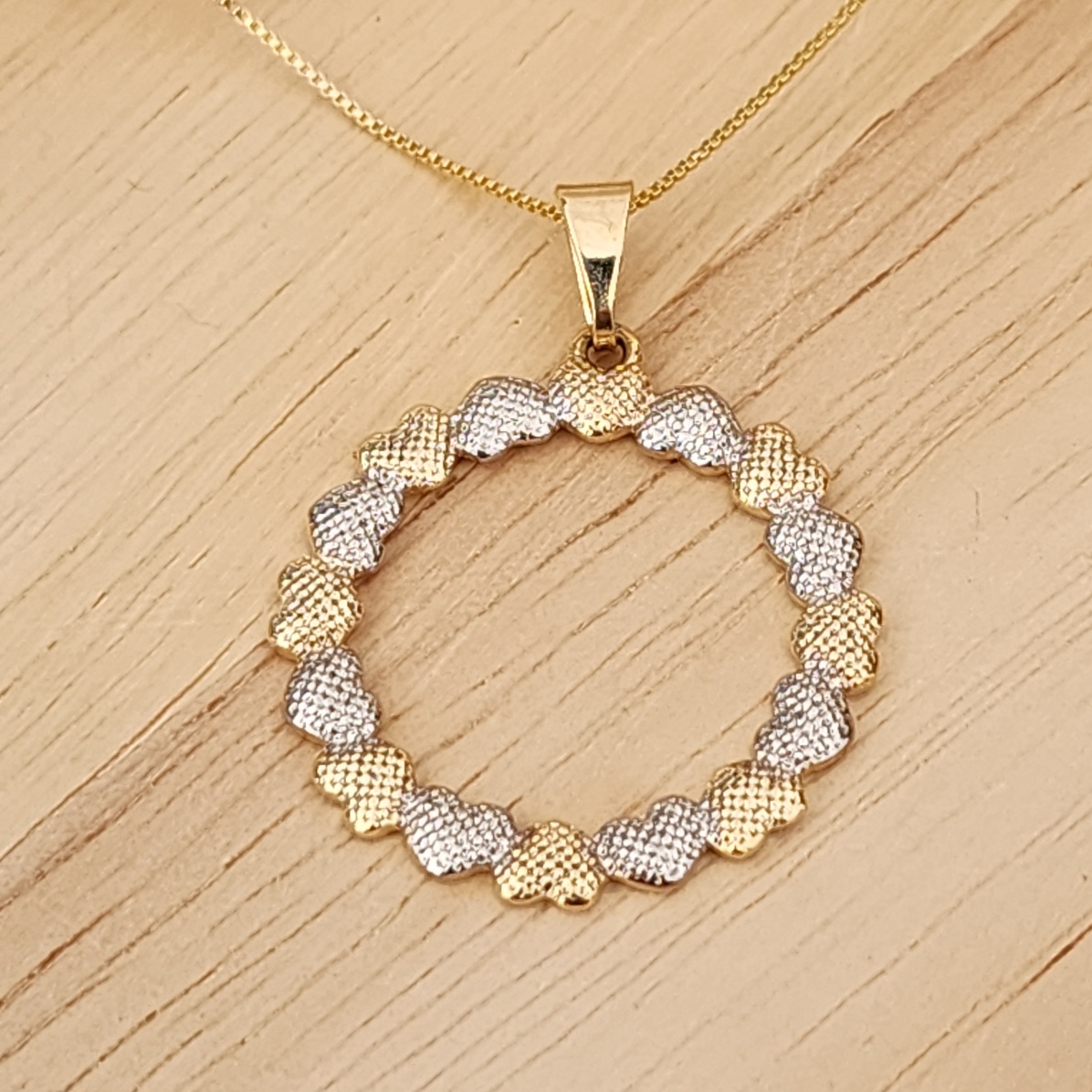 COLAR PINGENTE CORAÇÃO VAZADO DETALHES PRATA E DOURADO