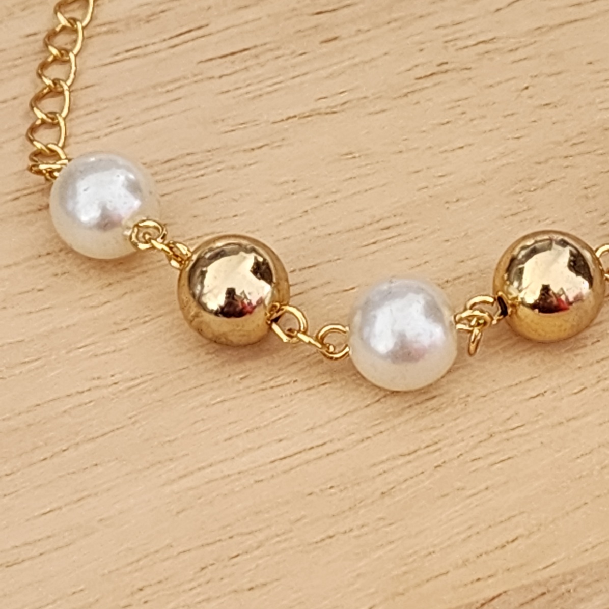 PULSEIRA DOURADA BOLAS E PÉROLAS