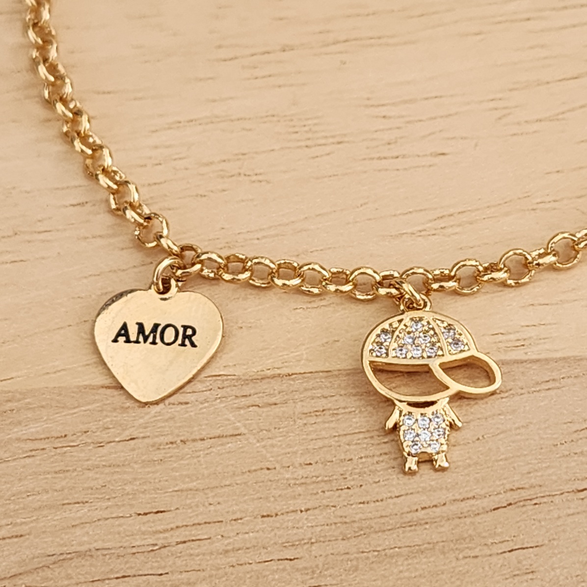 PULSEIRA DOURADA CORRENTE ELO PORTUGUÊS PINGENTE MENINO CRAVEJADO E CORAÇÃO