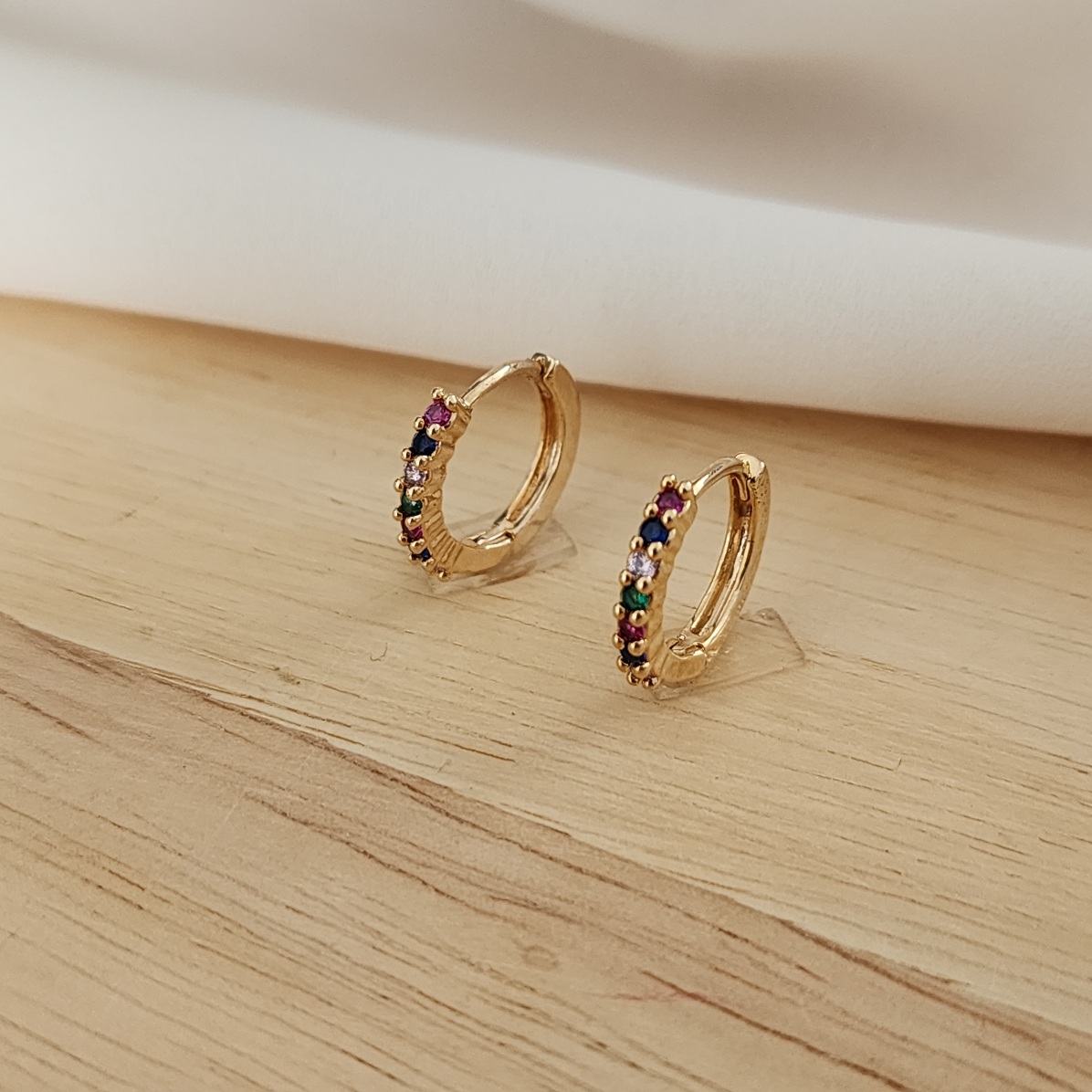 ARGOLINHA DOURADA CRAVEJADA EM MICROZIRCÔNIAS MULTICOLORIDAS