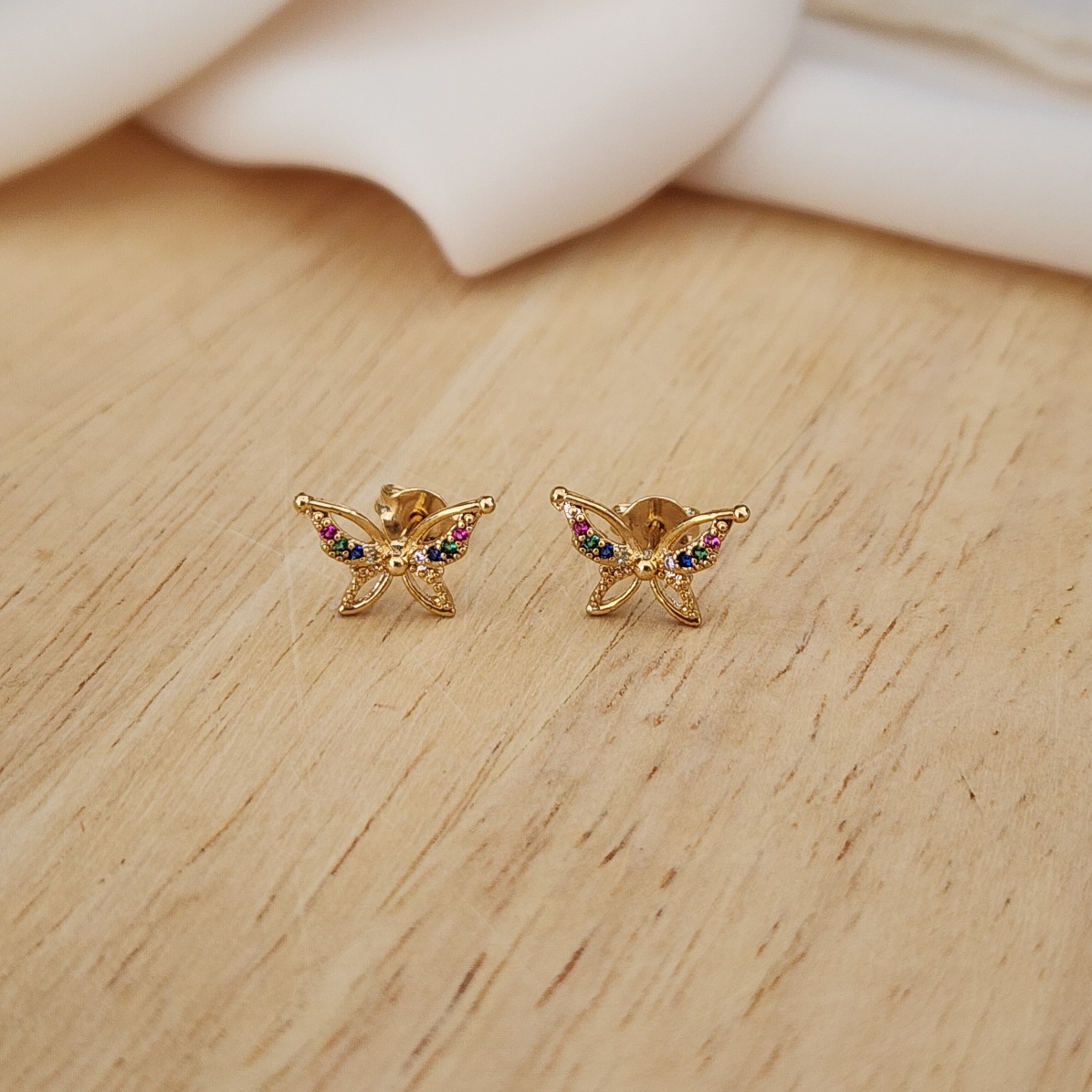 BRINCO DOURADO BORBOLETA CRAVEJADA EM MICROZIRCÔNIAS MULTICOLORIDAS