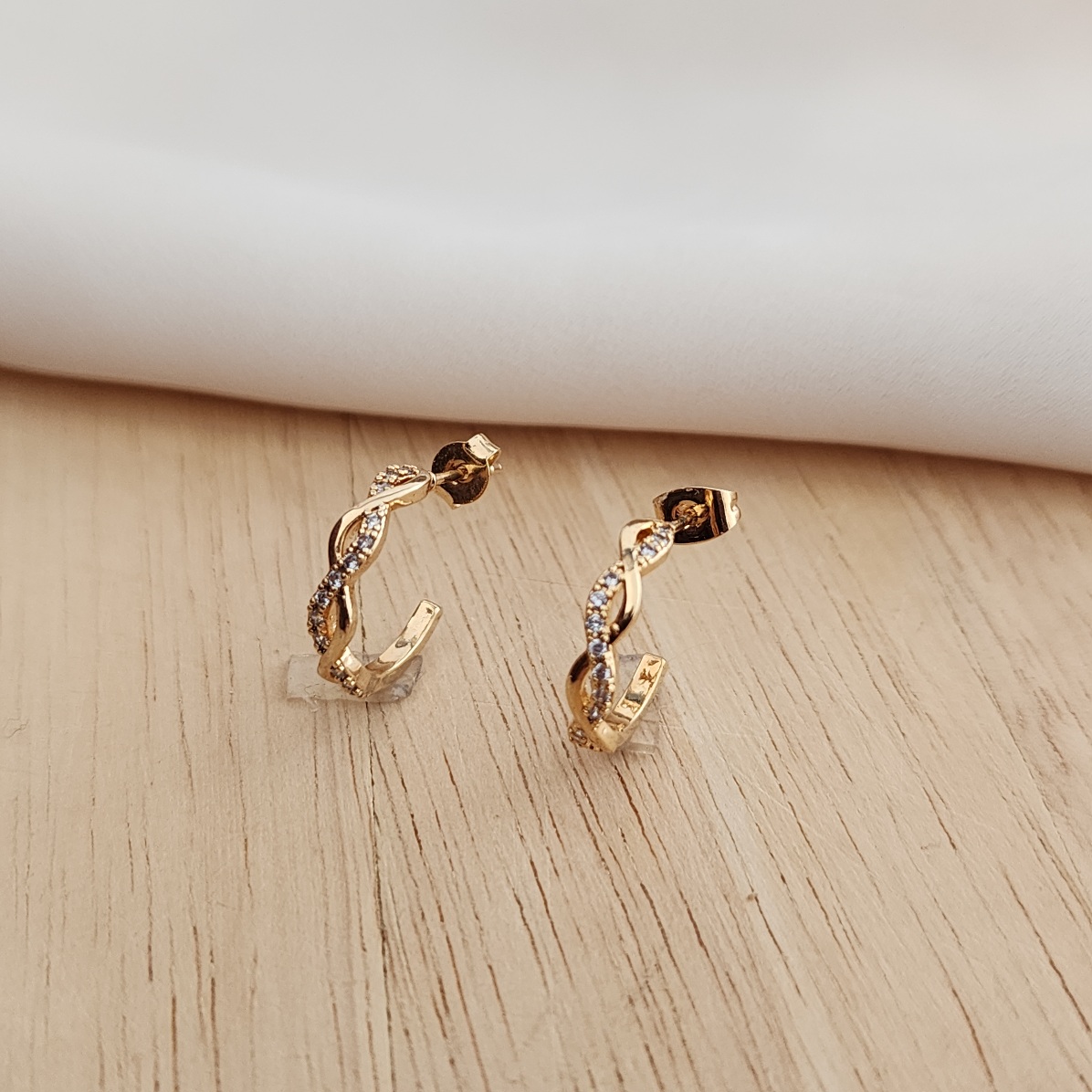 ARGOLINHA DOURADA TRANÇADA CRAVEJADA EM MICROZIRCÔNIAS CRISTAL