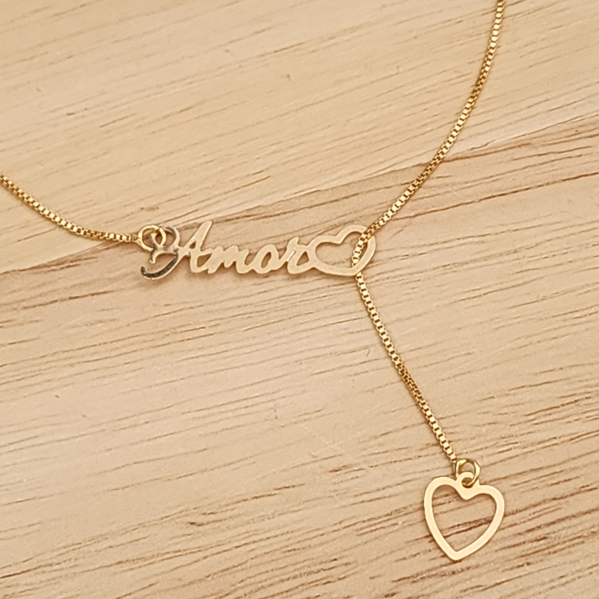 COLAR DOURADO GRAVATINHA AMOR CORAÇÃO