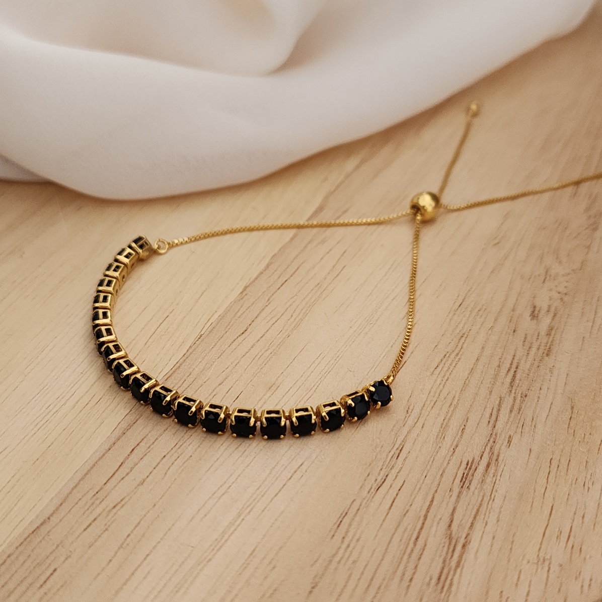 PULSEIRA DOURADA SHAMBALA PEDRAS NEGRAS