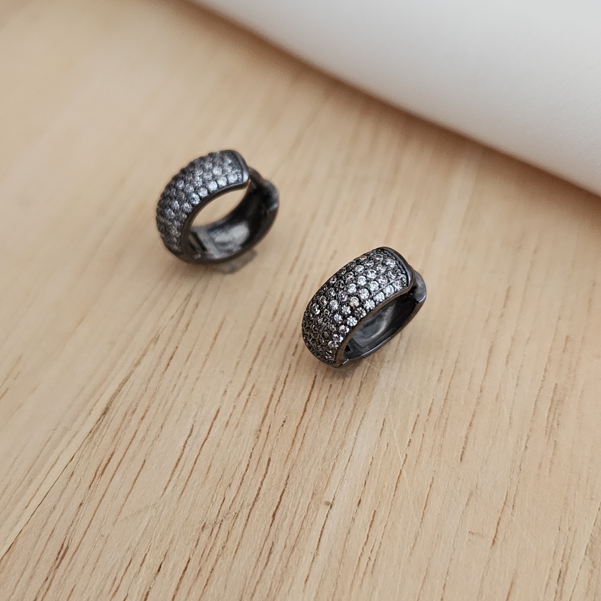ARGOLA RÓDIO NEGRO CRAVEJADA COM MICROZIRCÔNIAS CRISTAIS