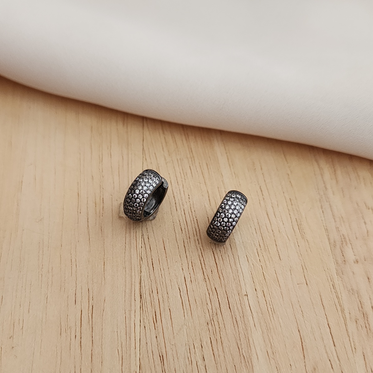 ARGOLA RÓDIO NEGRO CRAVEJADA COM MICROZIRCÔNIAS CRISTAIS