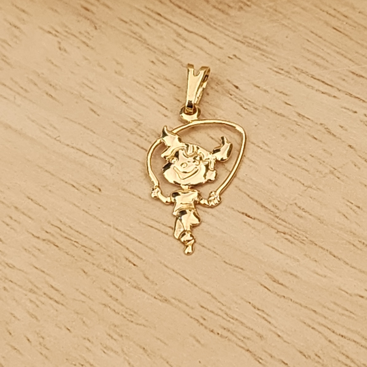 PINGENTE DOURADO MENINA PULANDO CORDA