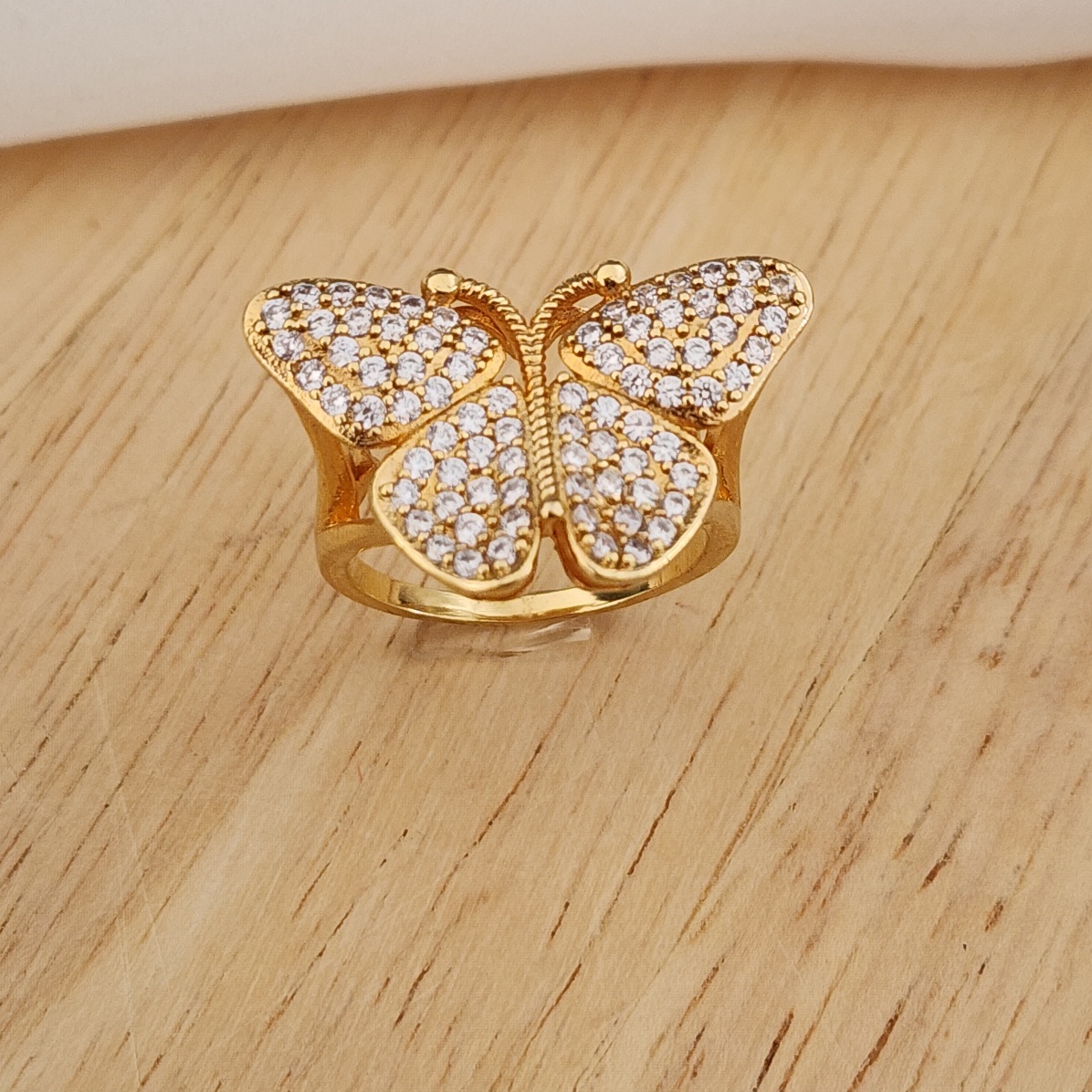 ANEL DOURADO BORBOLETA CRAVEJADA EM MICROZIRCÔNIAS CRISTAL