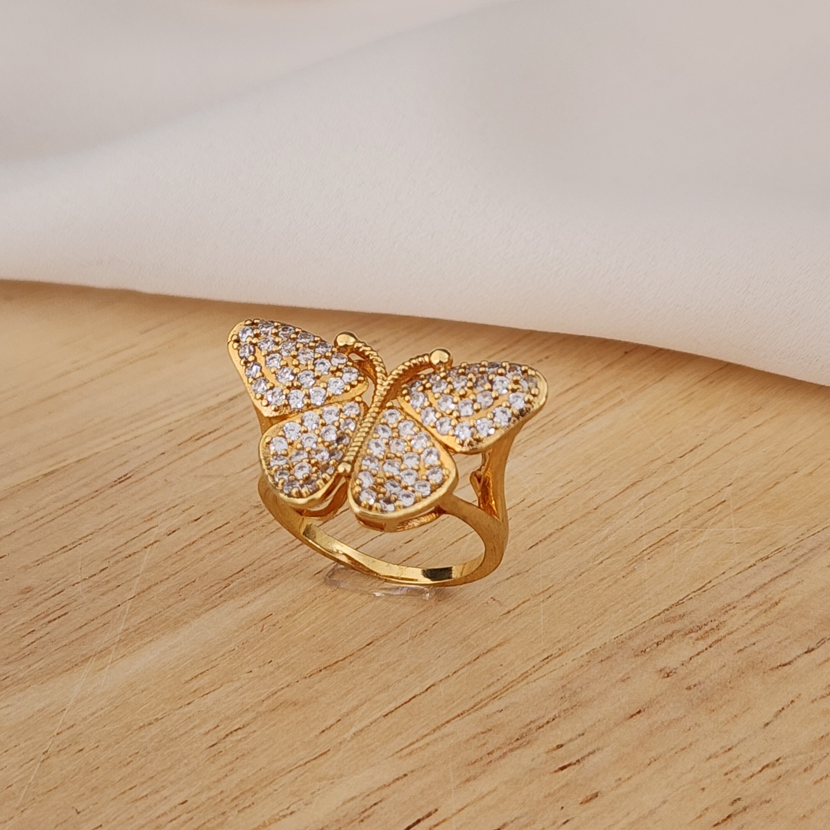 ANEL DOURADO BORBOLETA CRAVEJADA EM MICROZIRCÔNIAS CRISTAL