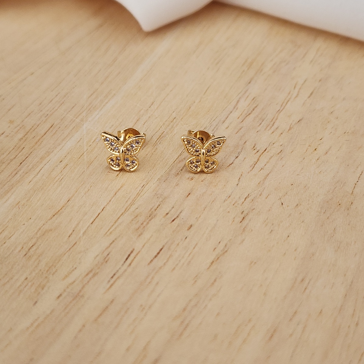 BRINCO DOURADO BORBOLETA CRAVEJADA EM MICROZIRCÔNIAS