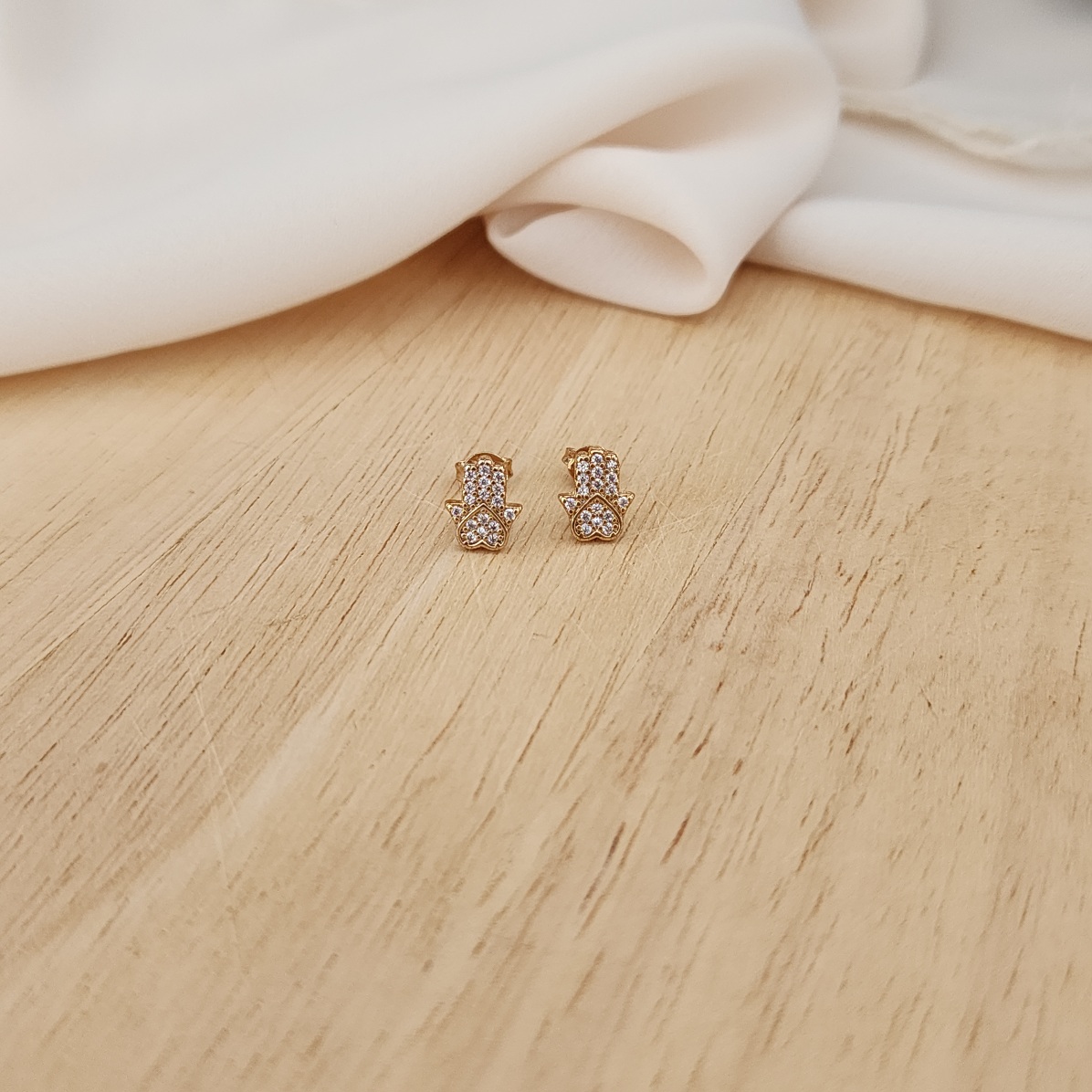 BRINCO DOURADO MÃO DE FÁTIMA CRAEJADO EM MICROZIRCÔNIAS