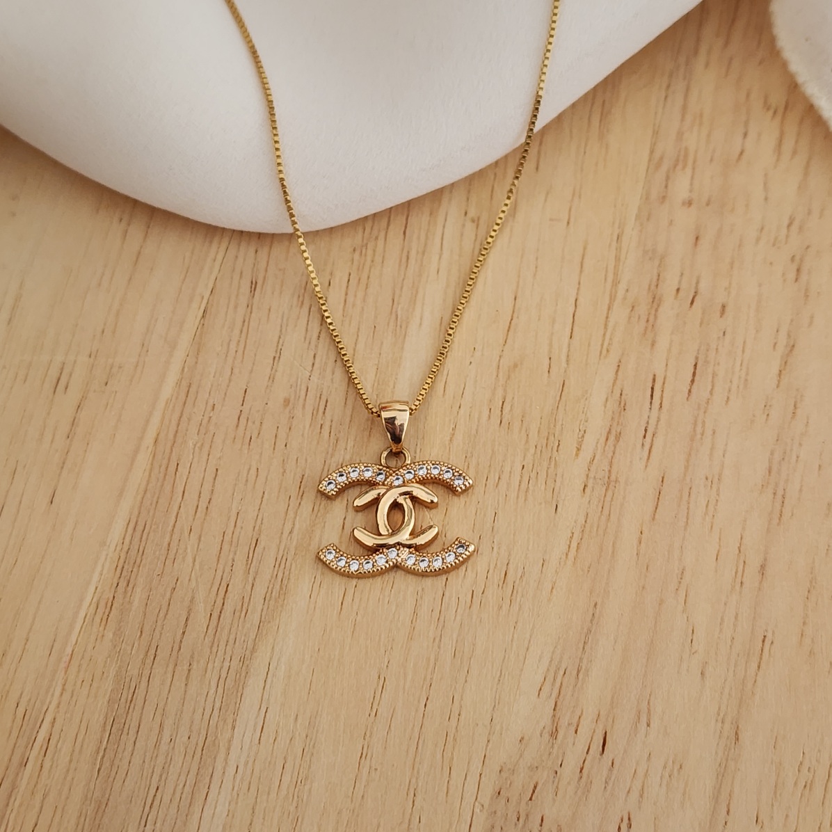 COLAR DOURADO CH CRAVEJADO EM MICROZIRCÔNIAS CRISTAL