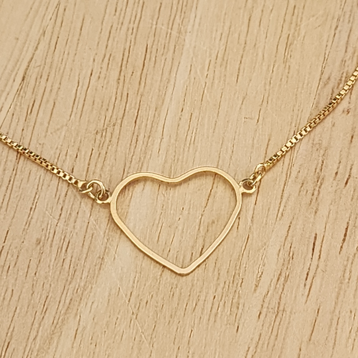 COLAR DOURADO CORAÇÃO VAZADO