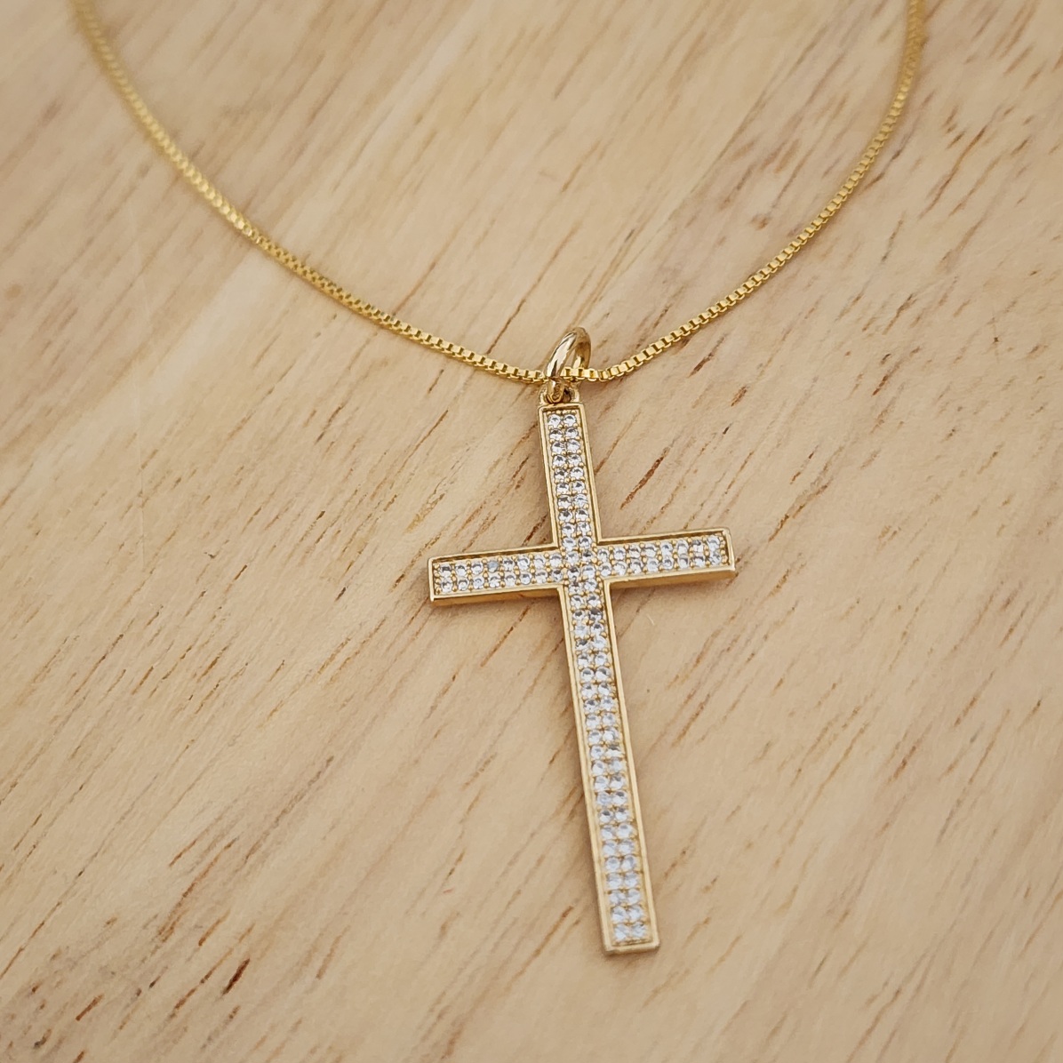 COLAR DOURADO CRUZ CRAVEJADA EM MICROZIRCÔNIAS CRISTAl