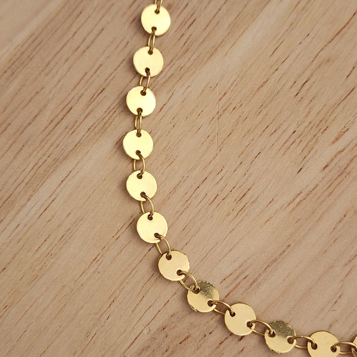 COLAR DOURADO DE CIRCULOS ACHATADOS