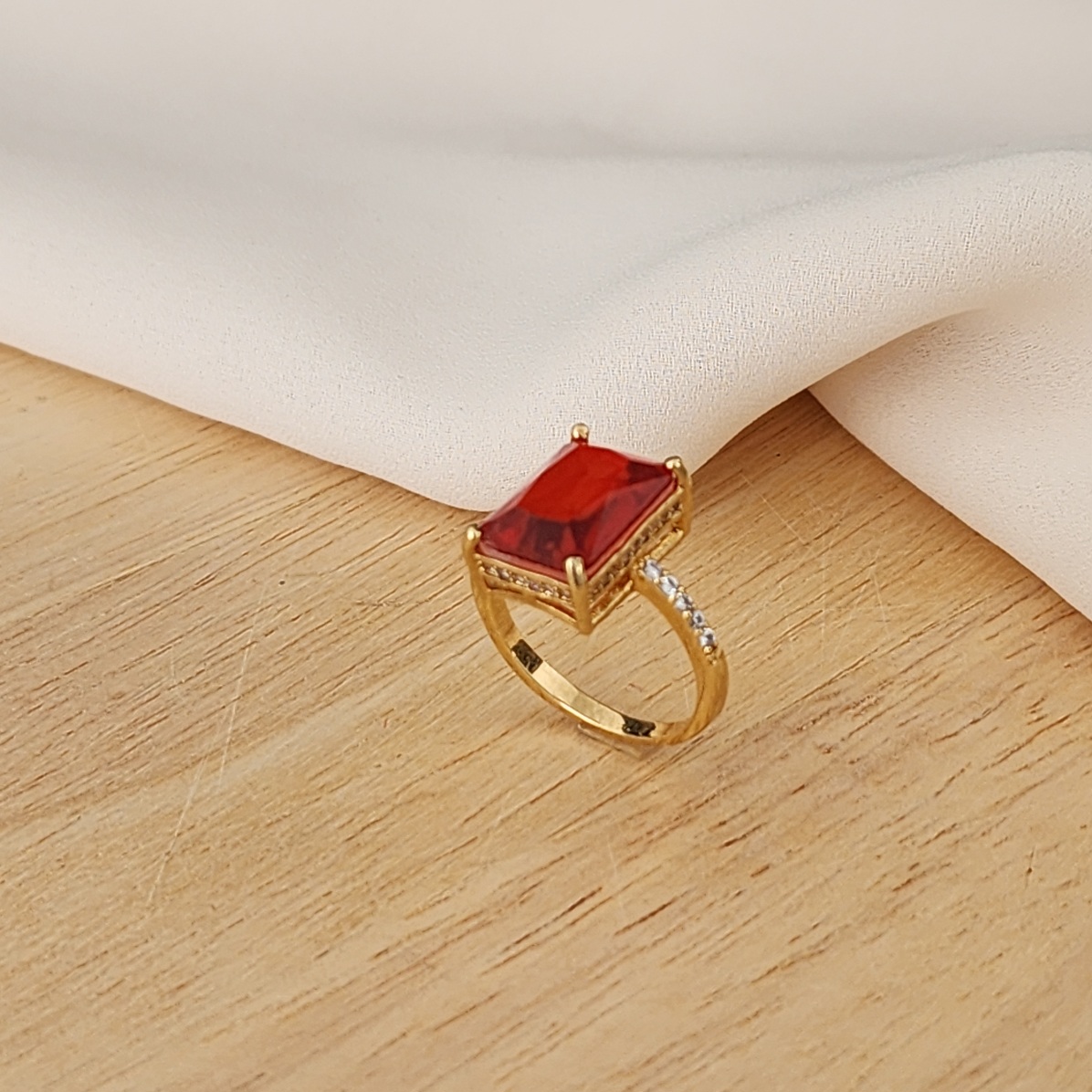 ANEL DOURADO PEDRA LARANJA CRAVEJADO MICROZIRCÔNIAS CRISTAL