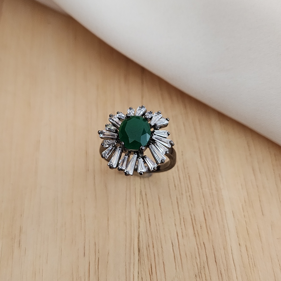 ANEL RÓDIO NEGRO PIZZA ESMERALDA COM ZIRCÔNIAS CRISTAL