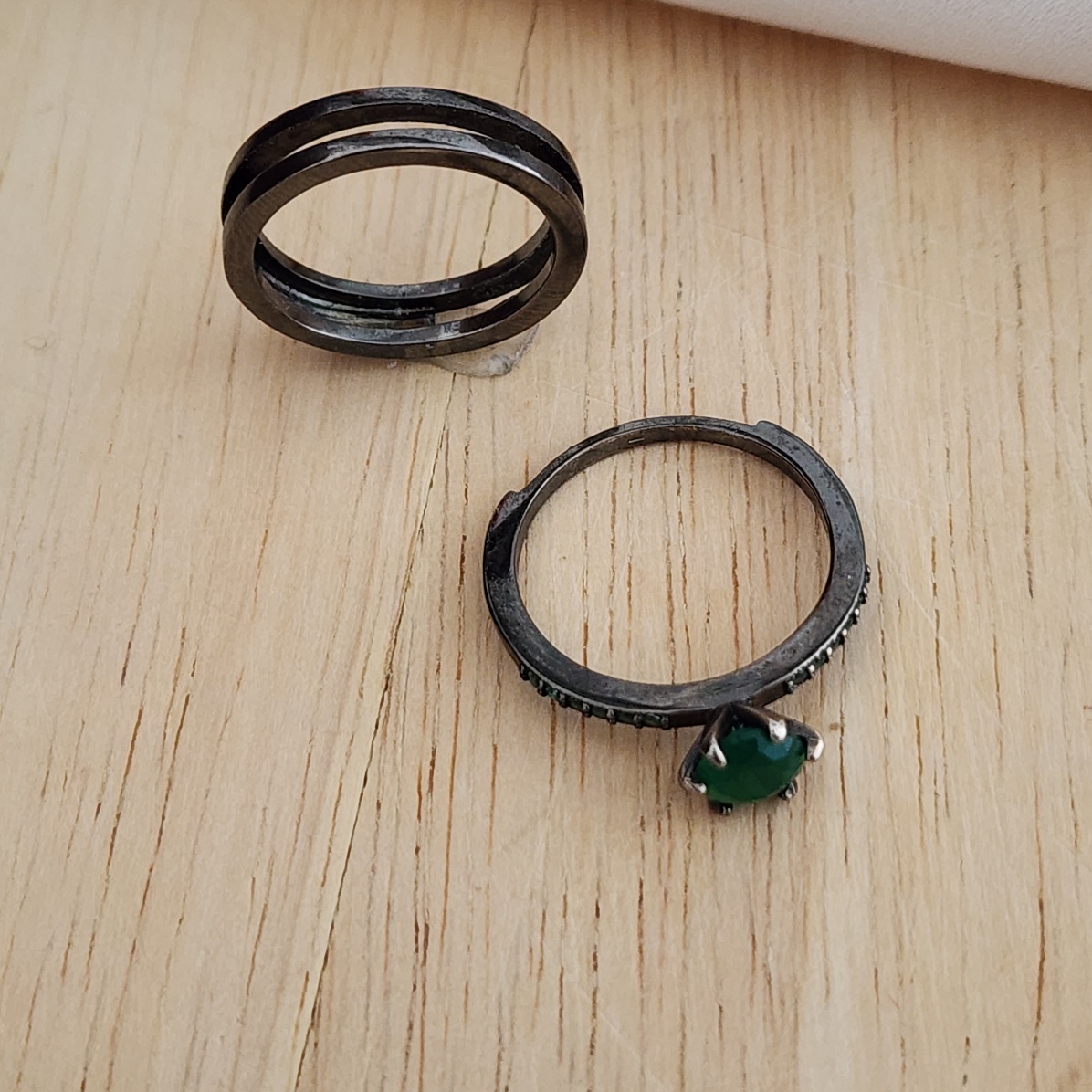 ANEL RÓDIO NEGRO SOLITÁRIO PEDRA ESMERALDA CRAVEJADO