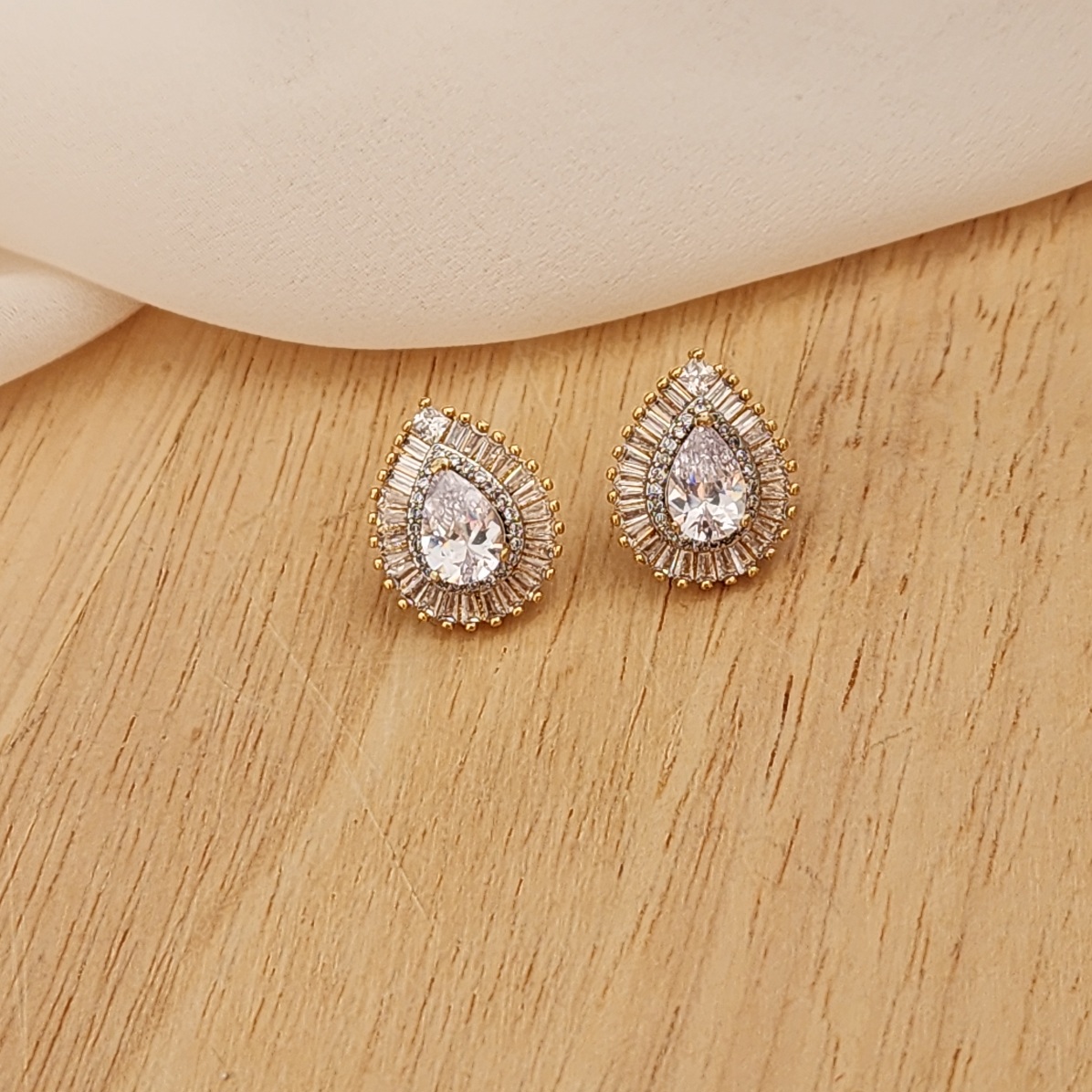 BRINCO GOTA ZIRCÔNIAS CRISTAL