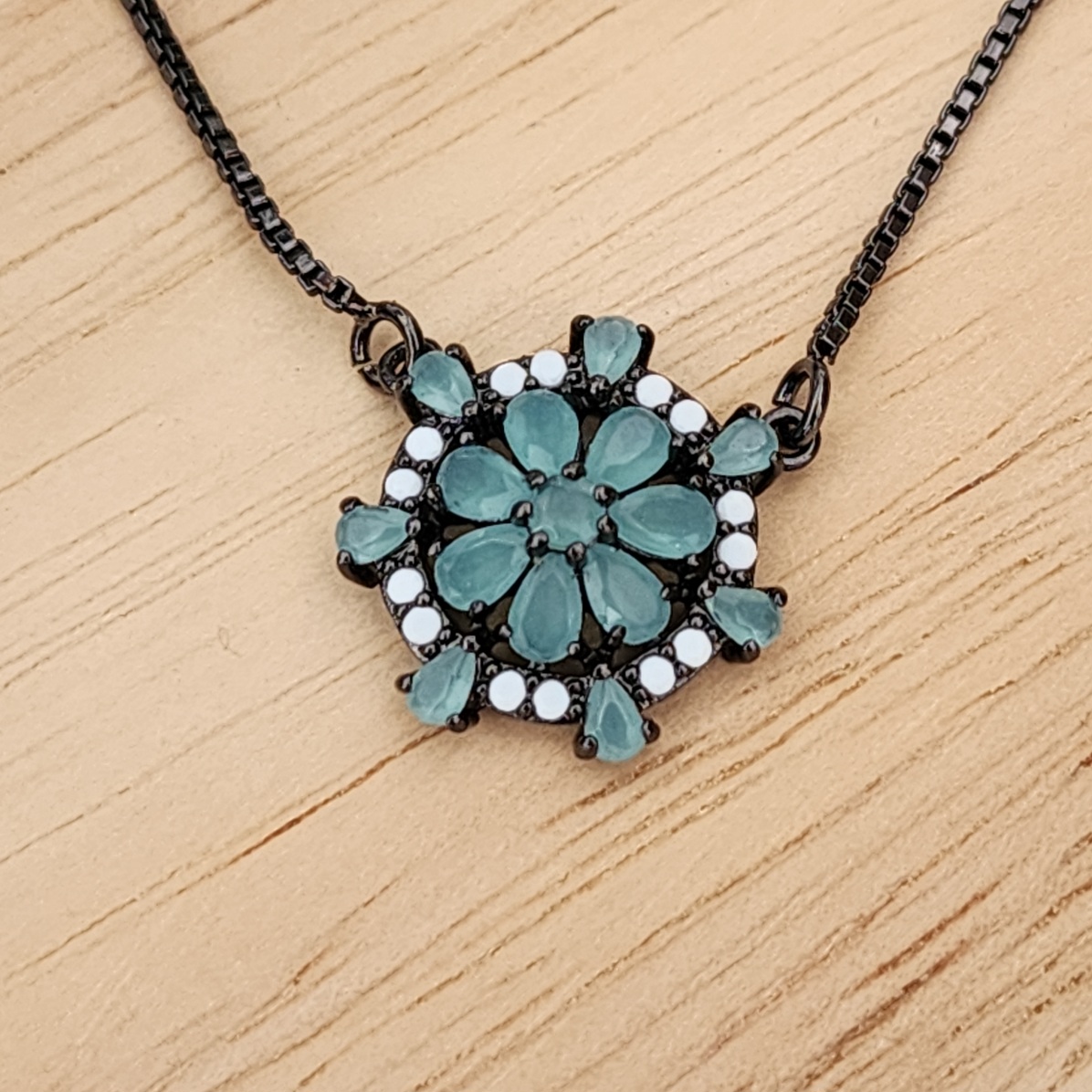 CONJUNTO RÓDIO NEGRO PINGENTE FLOR VERDE E BRANCO