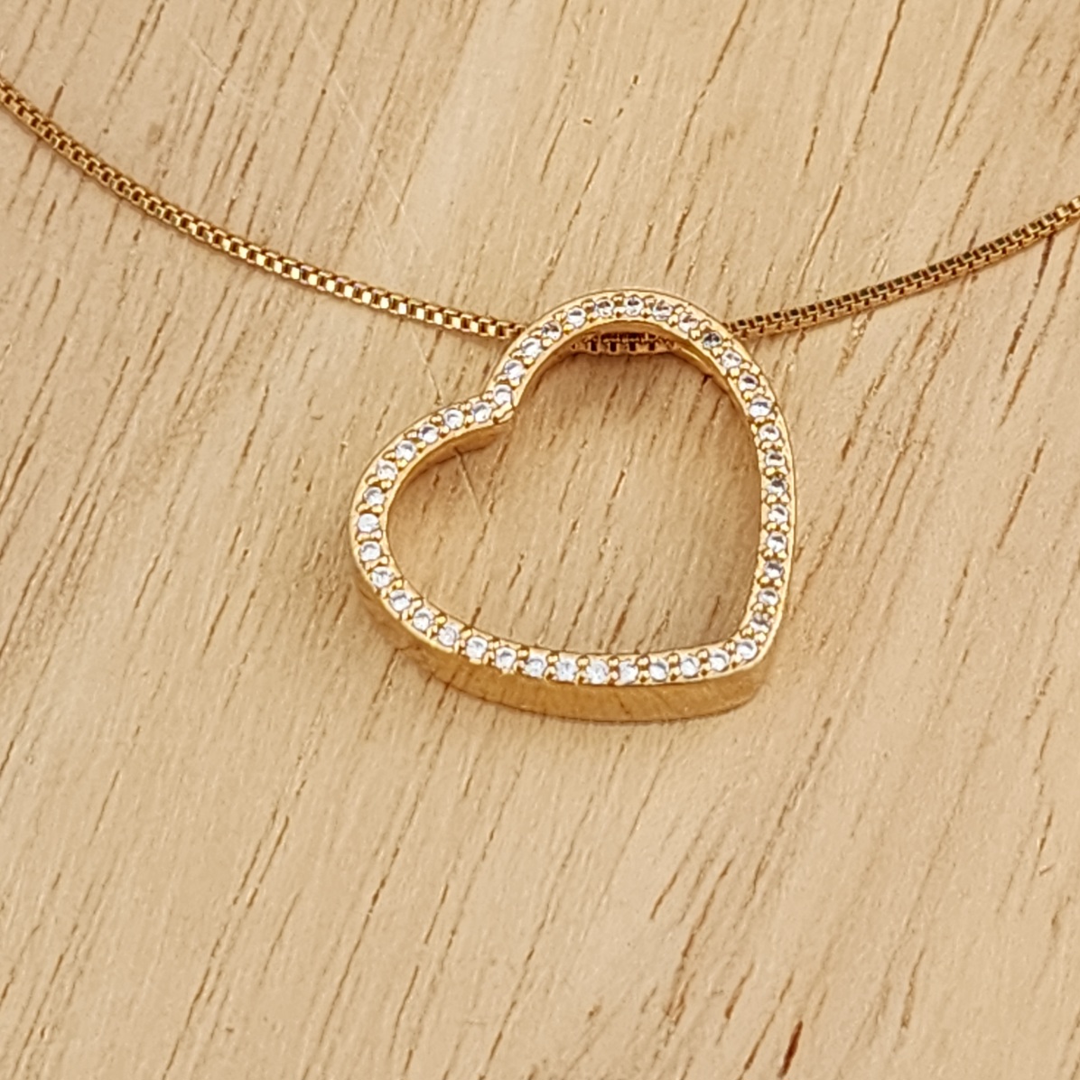COLAR PINGENTE CORAÇÃO VAZADO MICROZIRCÔNIAS CRISTAL
