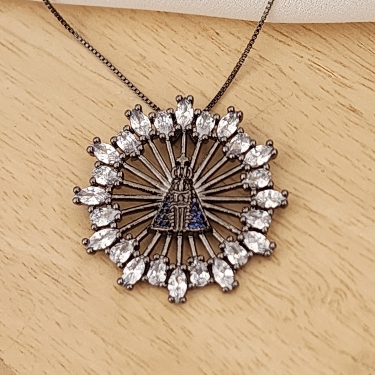 COLAR RÓDIO NEGRO PINGENTE NOSSA SENHORA APARECIDA MANTO MICROZIRCÔNIAS SAFIRA COM ZIRCÔNIAS CRISTAL