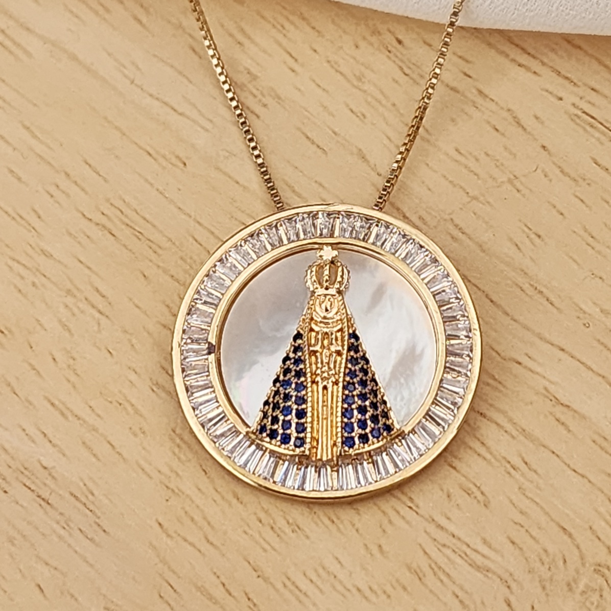 COLAR DOURADO NOSSA SENHORA APARECIDA ZIRCÔNIAS CRISTAL E MANTO CRAVEJADO AZUL