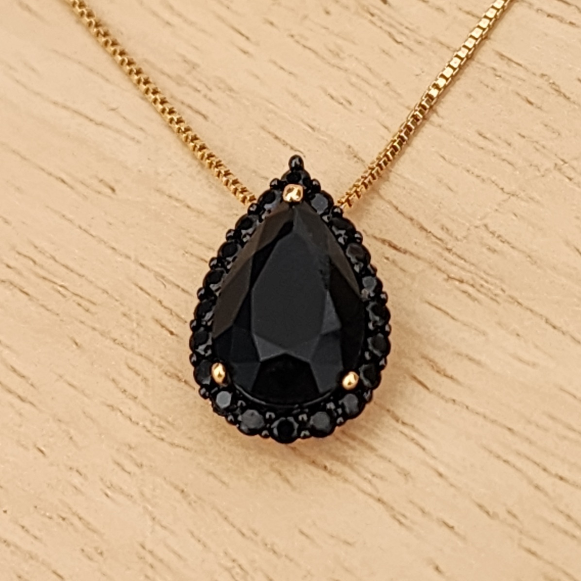 COLAR DOURADO PINGENTE GOTA ZIRCÔNIA NEGRA CRAVEJADO