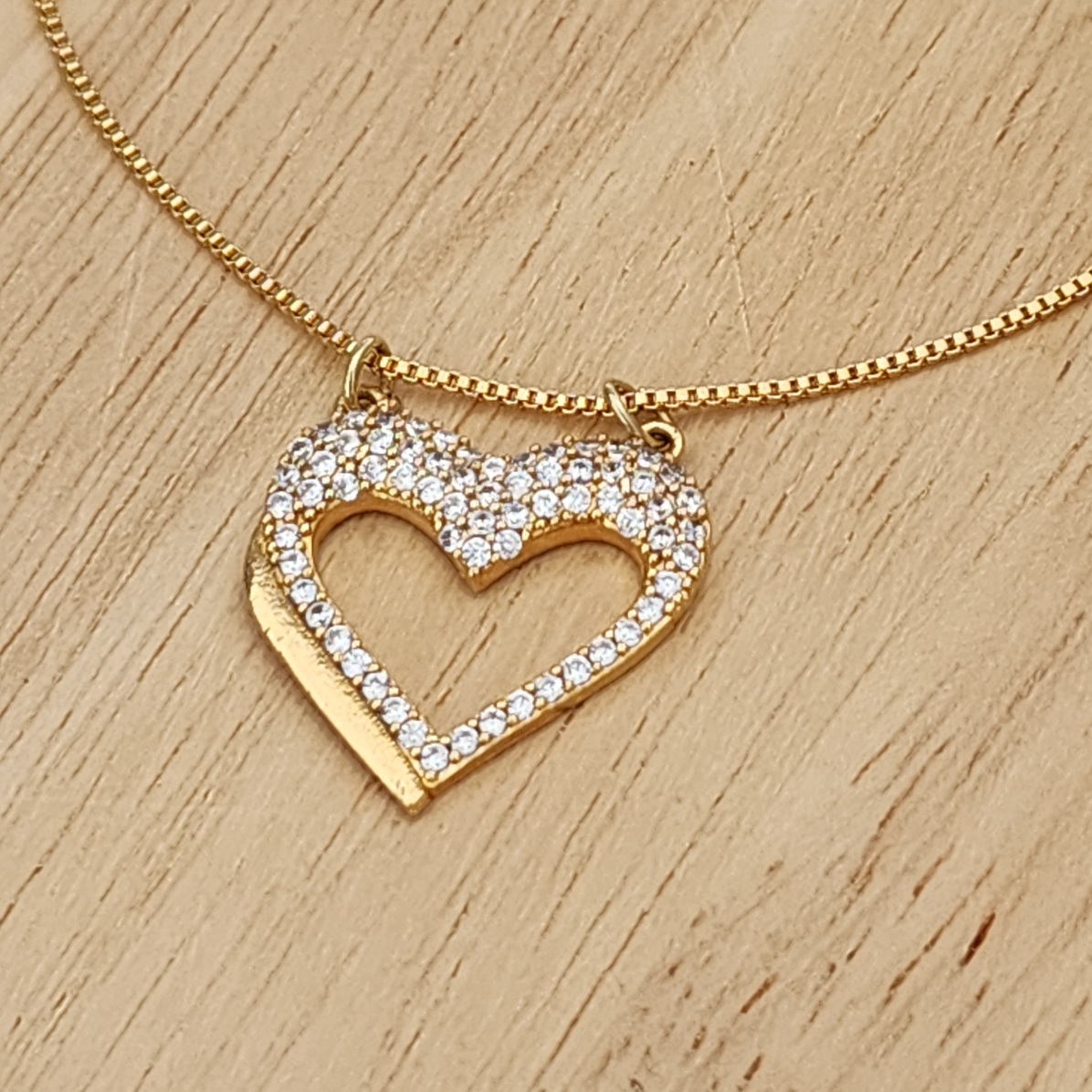 COLAR DOURADO PINGENTE CORAÇÃO CRAVEJADO MICROZIRCÔNIAS CRISTAL
