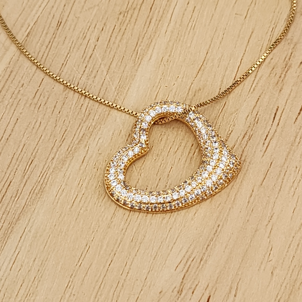 COLAR DOURADO PINGENTE CORAÇÃO VAZADO CRAVEJADO MICROZIRCÔNIAS CRISTAL