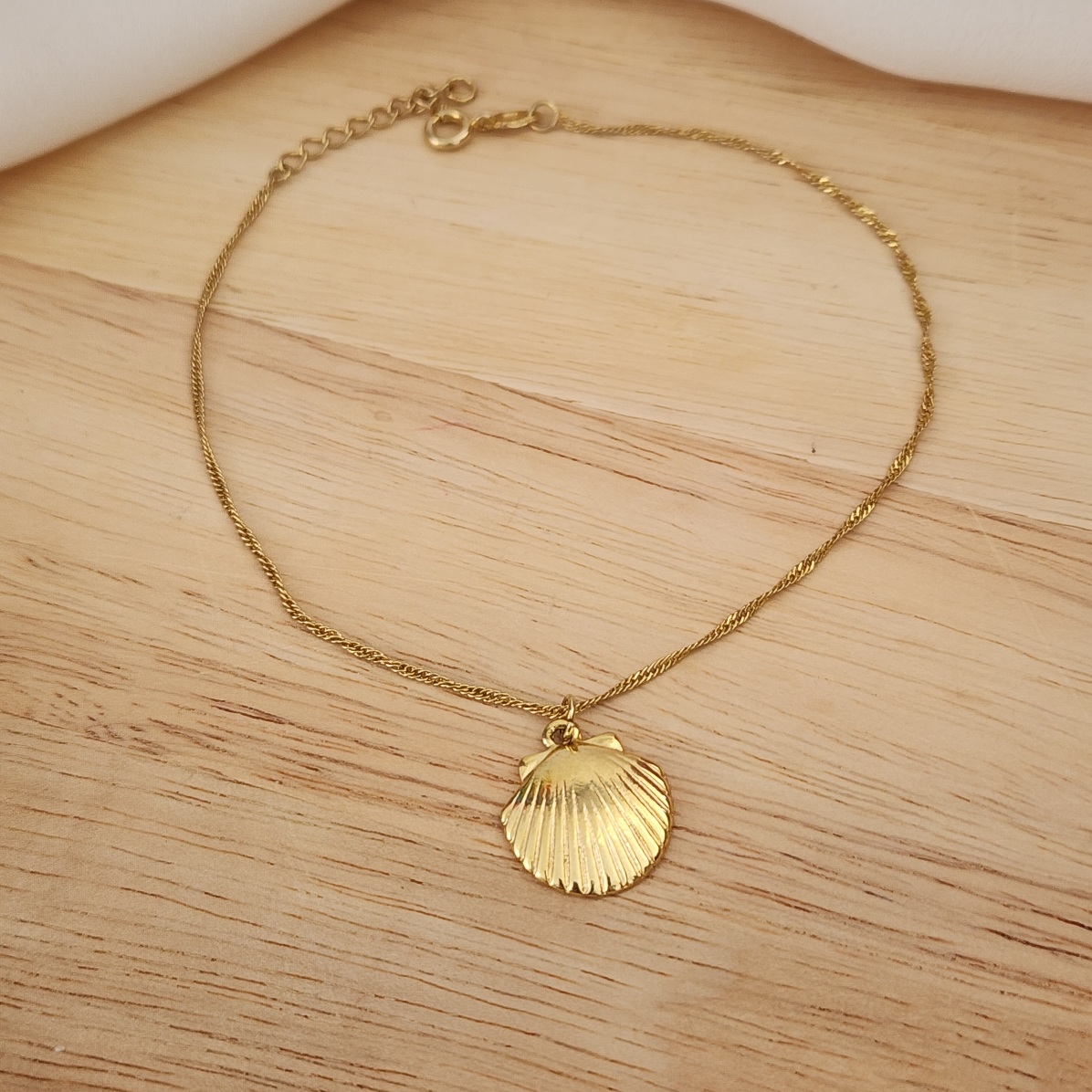 TORNOZELEIRA COM PINGENTE DOURADO CONCHA