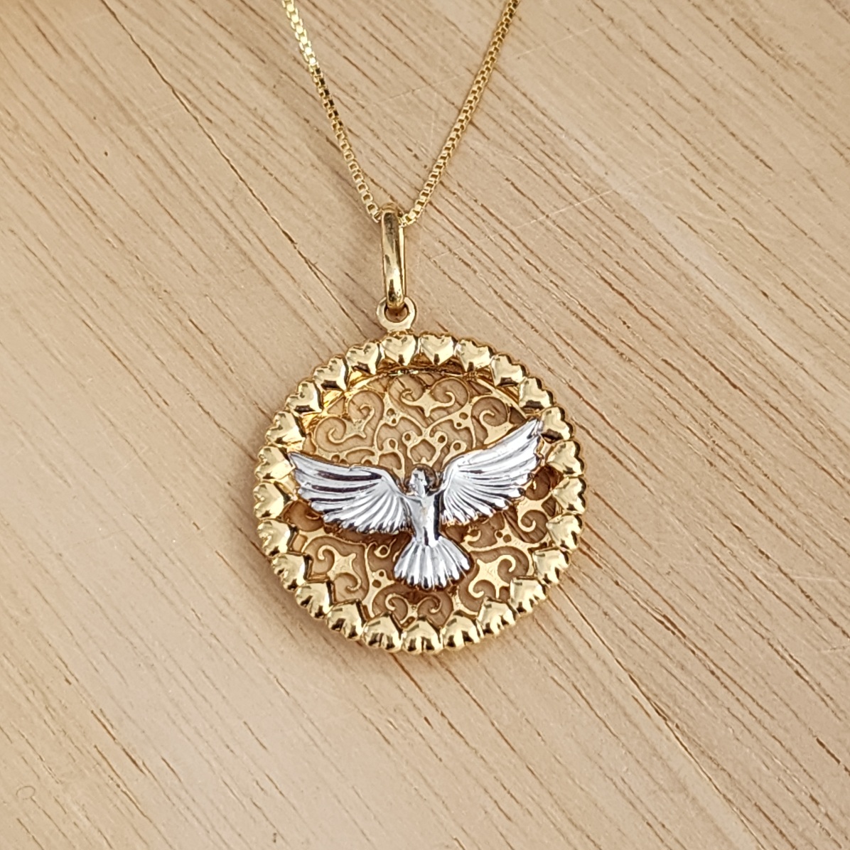 COLAR PINGENTE DIVINO ESPÍRITO SANTO BANHO TONS AMARELO E BRANCO