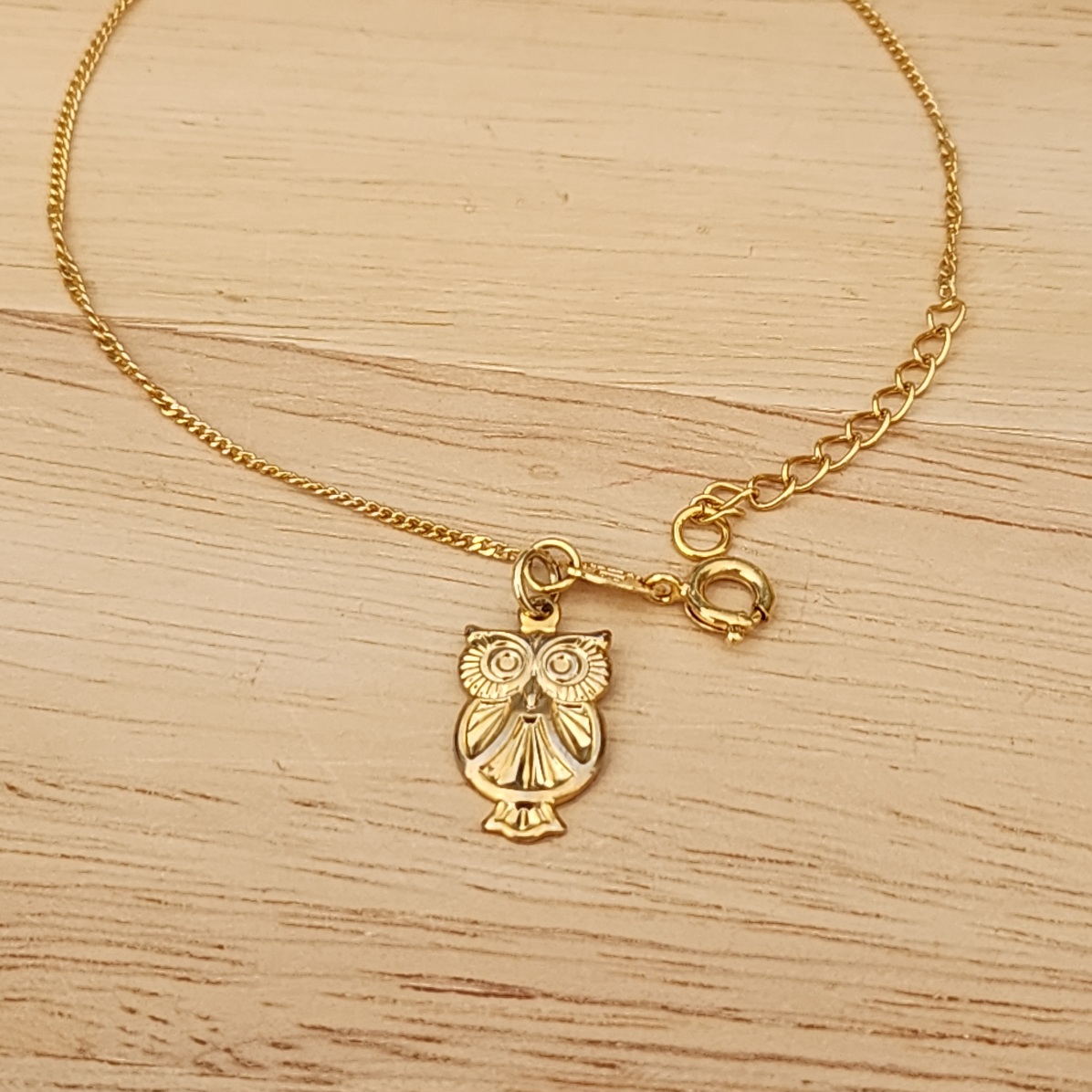 PULSEIRA SINGAPURA COM PINGENTE DOURADO CORUJA