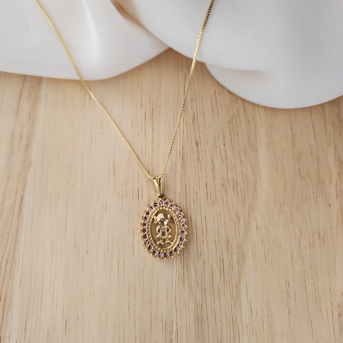 COLAR VENEZIANA COM PINGENTE DOURADO MENINA CRAVEJADO QUARTZO ROSA