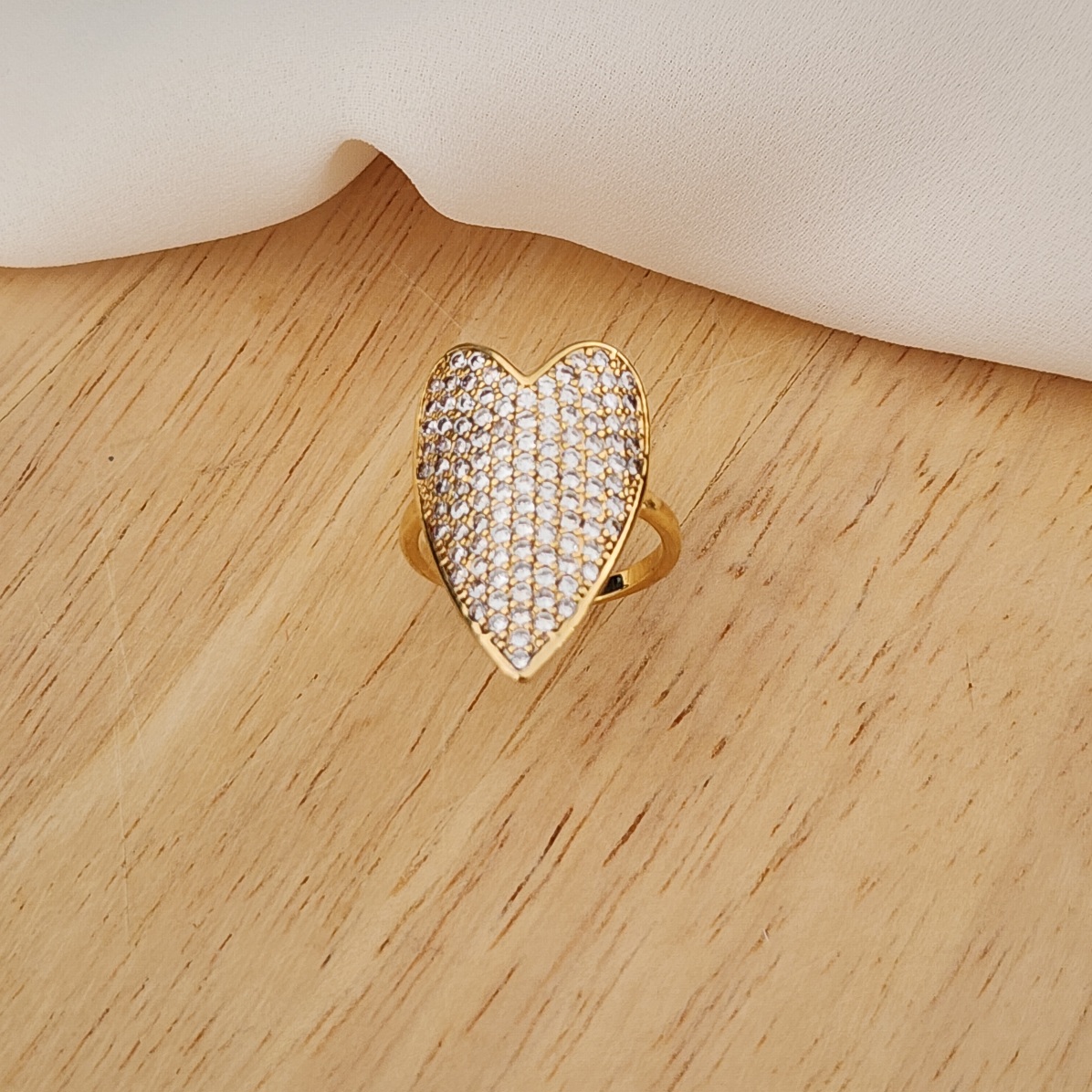 ANEL DOURADO CORAÇÃO GRANDE CRAVEJADO EM MICROZIRCÔNIAS CRISTAL