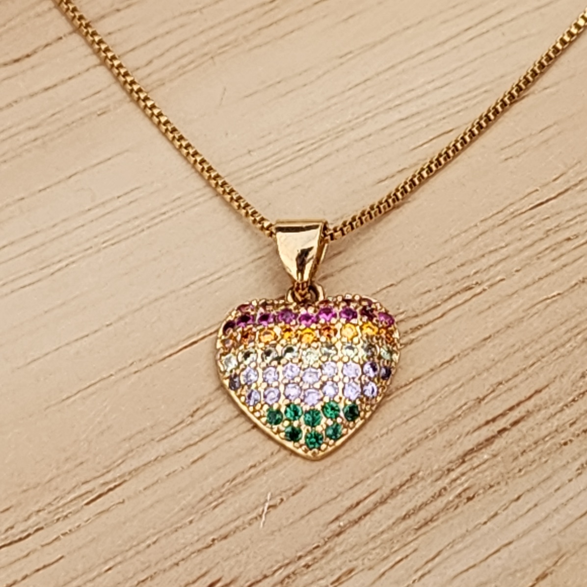 COLAR DOURADO CORAÇÃO MICROZIRCÔNIAS COLORIDAS