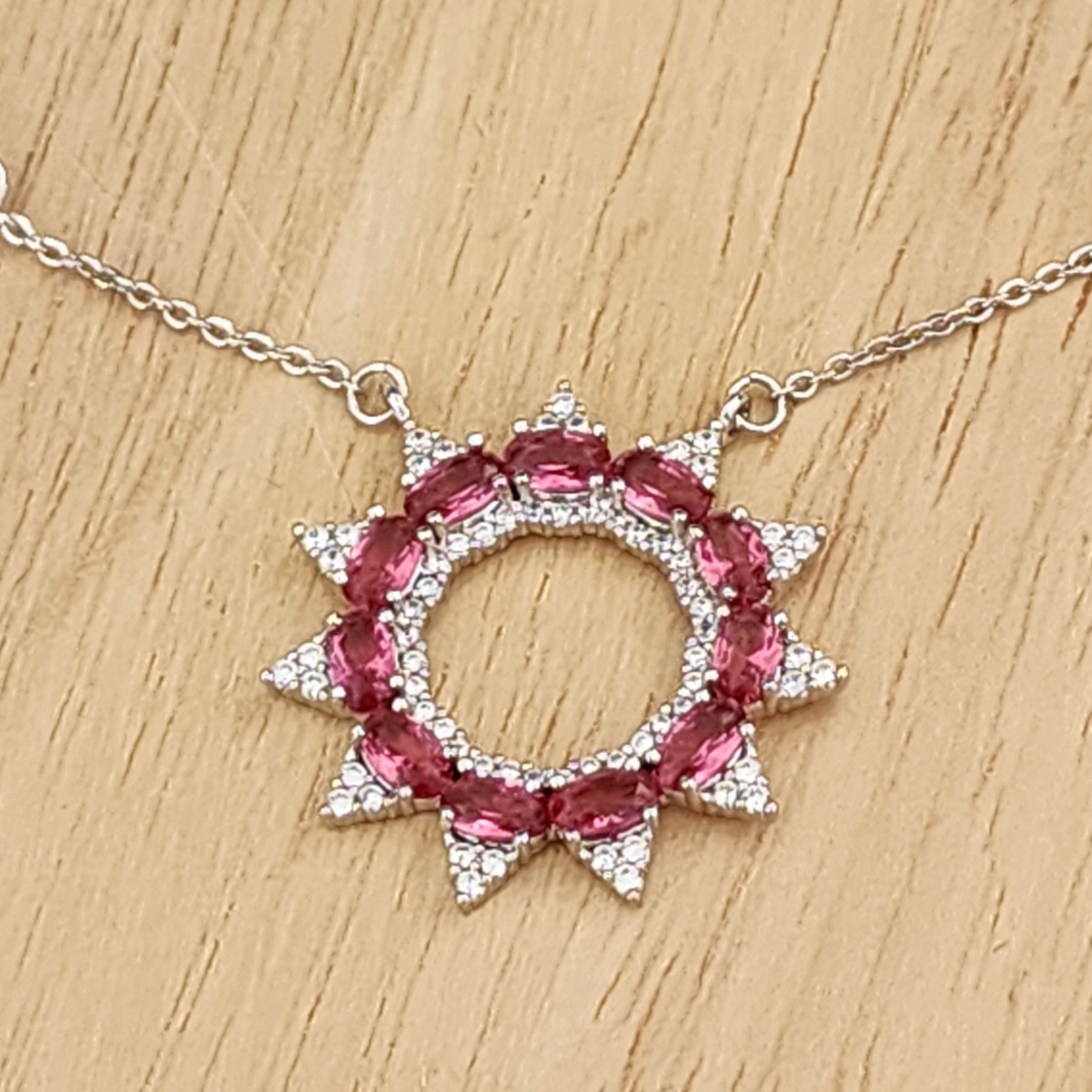 COLAR RÓDIO BRANCO PONTOS DE LUZ PINGENTE RAIOS DE SOL ZIRCÔNIAS ROSA