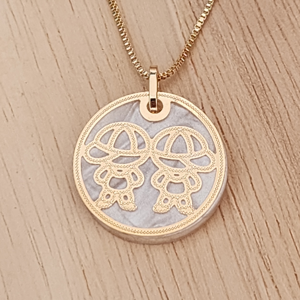 COLAR VENEZIANA DOURADO MENINOS MADREPÉROLA