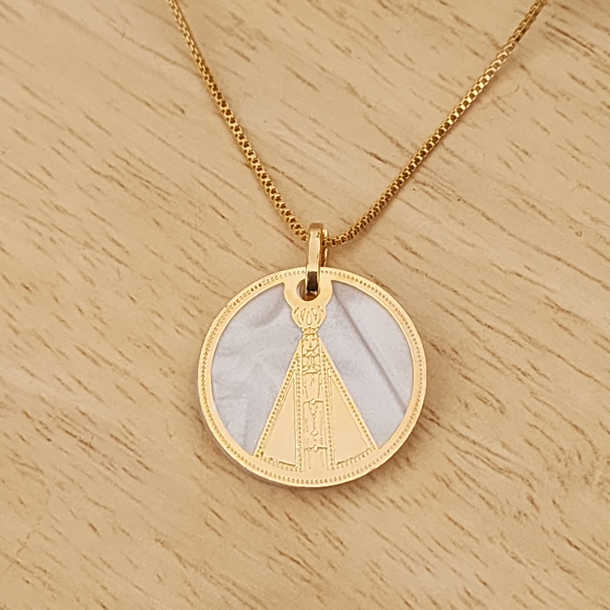 COLAR VENEZIANA COM PINGENTE DE NOSSA SENHORA APARECIDA COM MADREPÉROLA