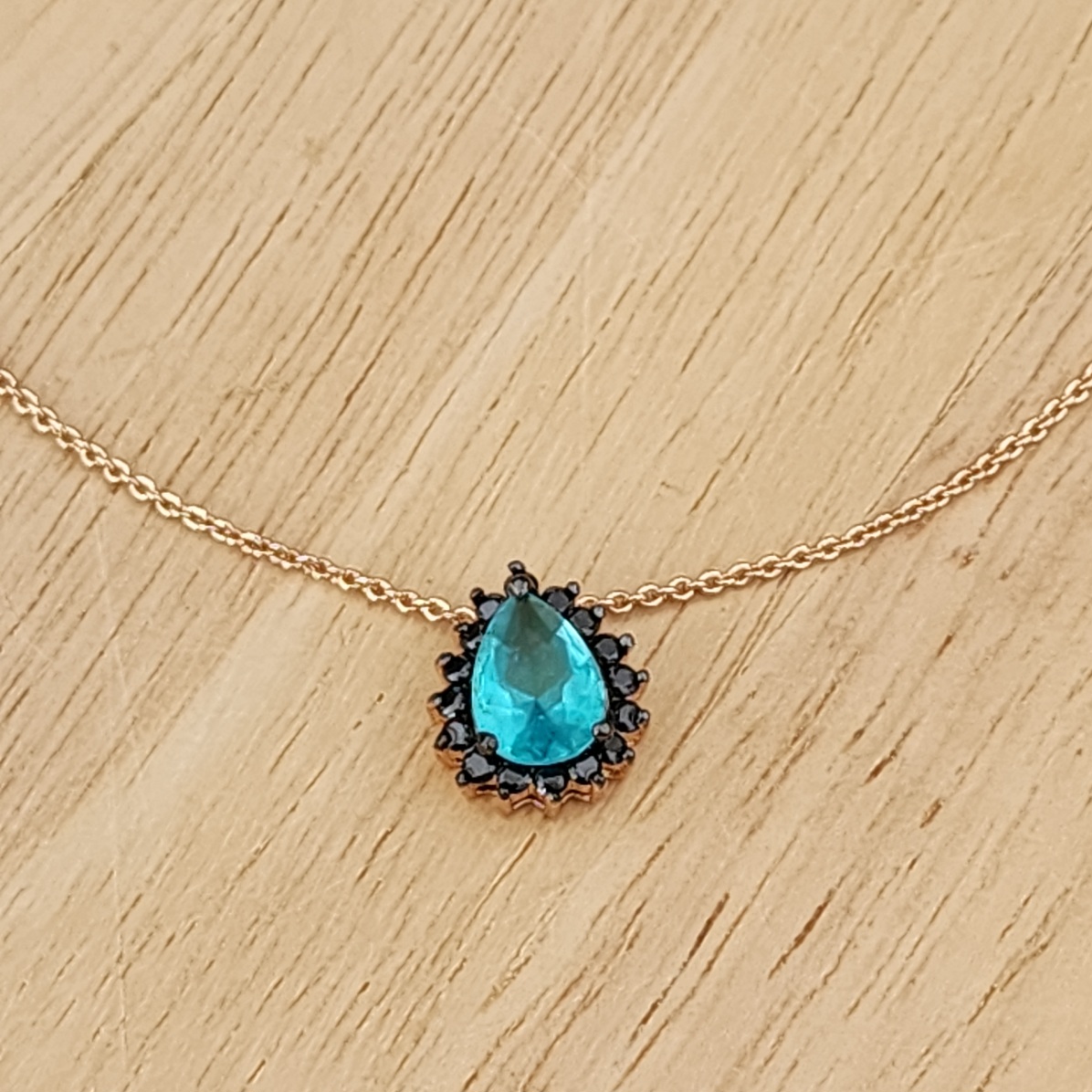 COLAR DOURADO PINGENTE GOTA ÁGUA MARINHA MICROZIRCÔNIAS PRETAS