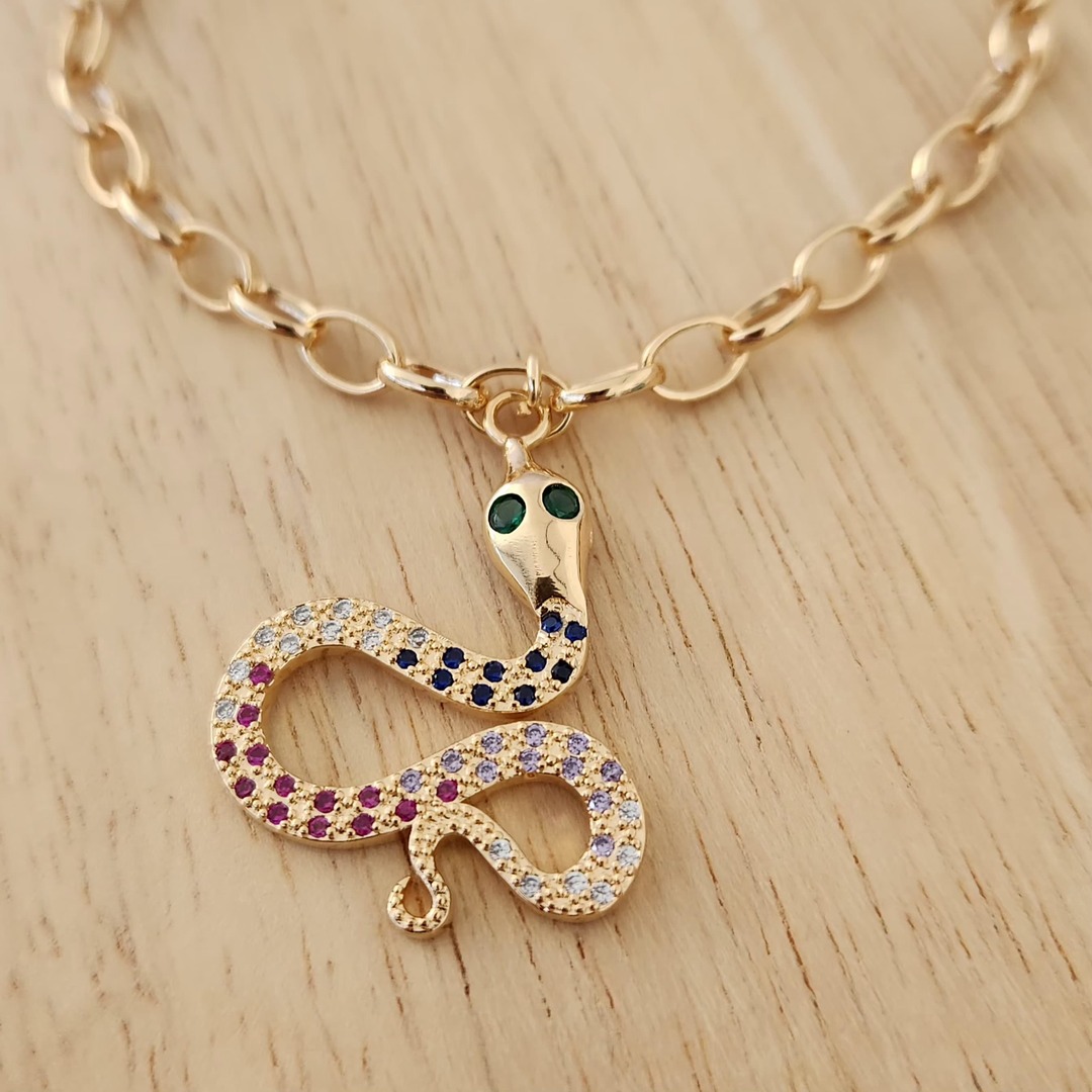PULSEIRA DOURADA ELOS PINGENTE COBRA CRAVEJADO EM MICROZIRCÔNIAS COLORIDAS