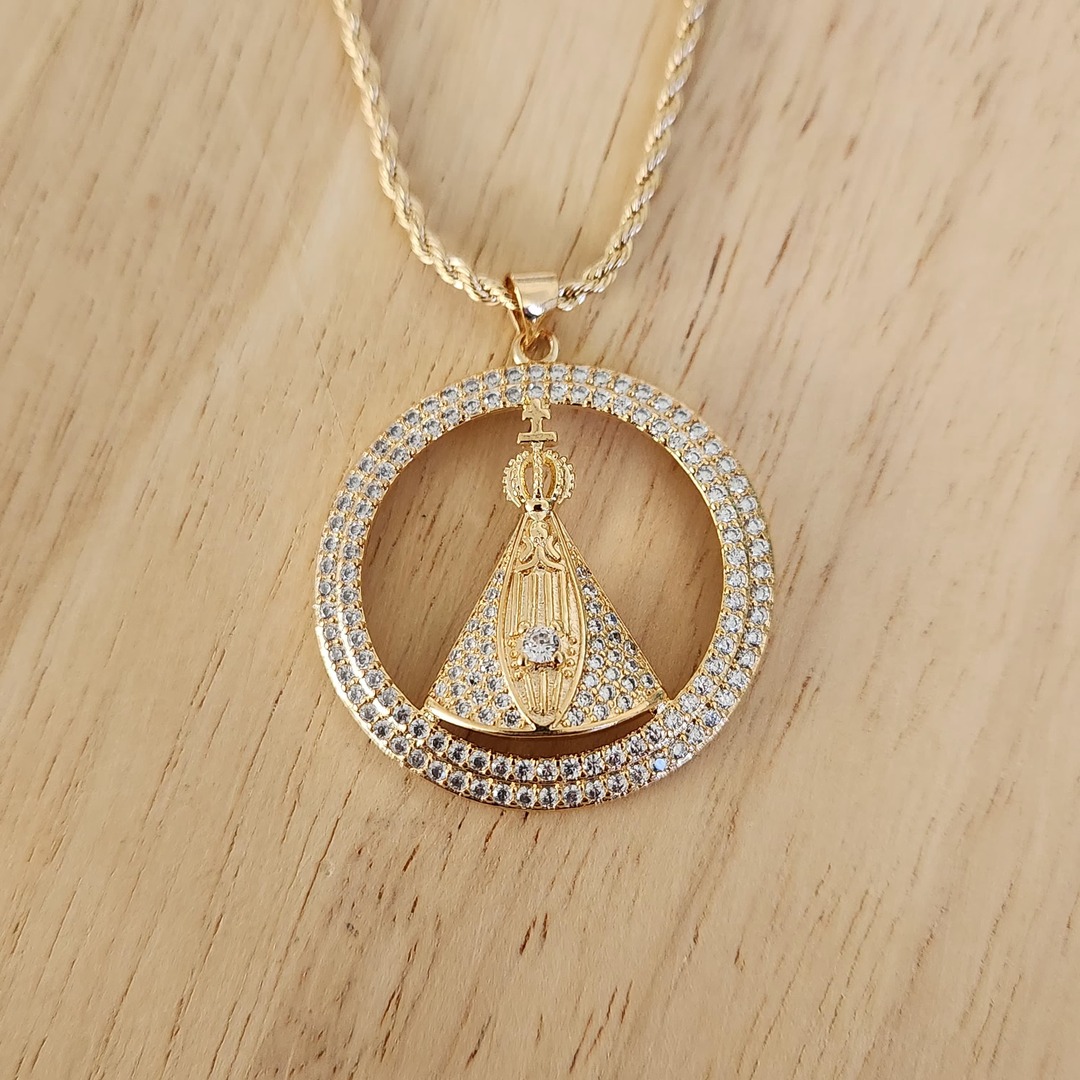 COLAR CHOKER CORRENTE BAIANA 30+10CM COM PINGENTE NOSSA SENHORA APARECIDA CRAVEJADO EM MICROZIRCÔNIAS CRISTAL